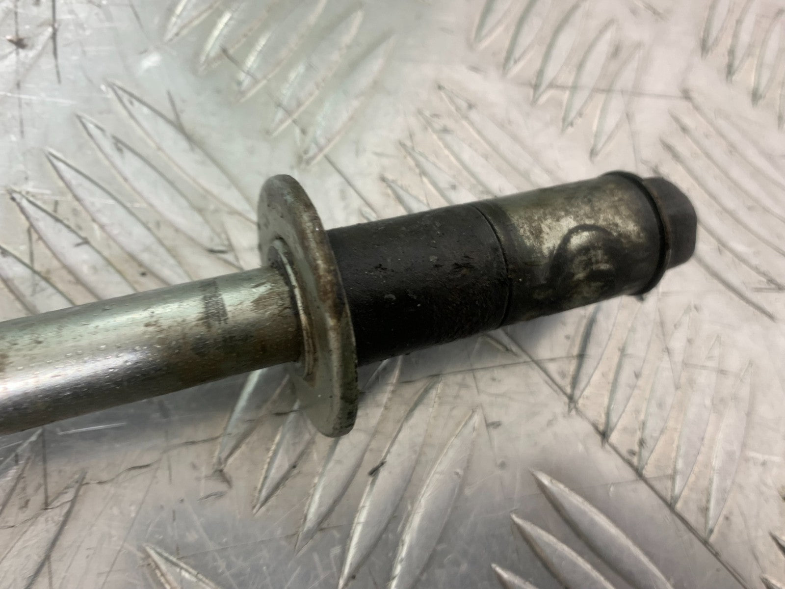 SUZUKI GS500 GS 500 FRONT WHEEL SPINDLE   YEAR 2001-2008 (CMB1254)