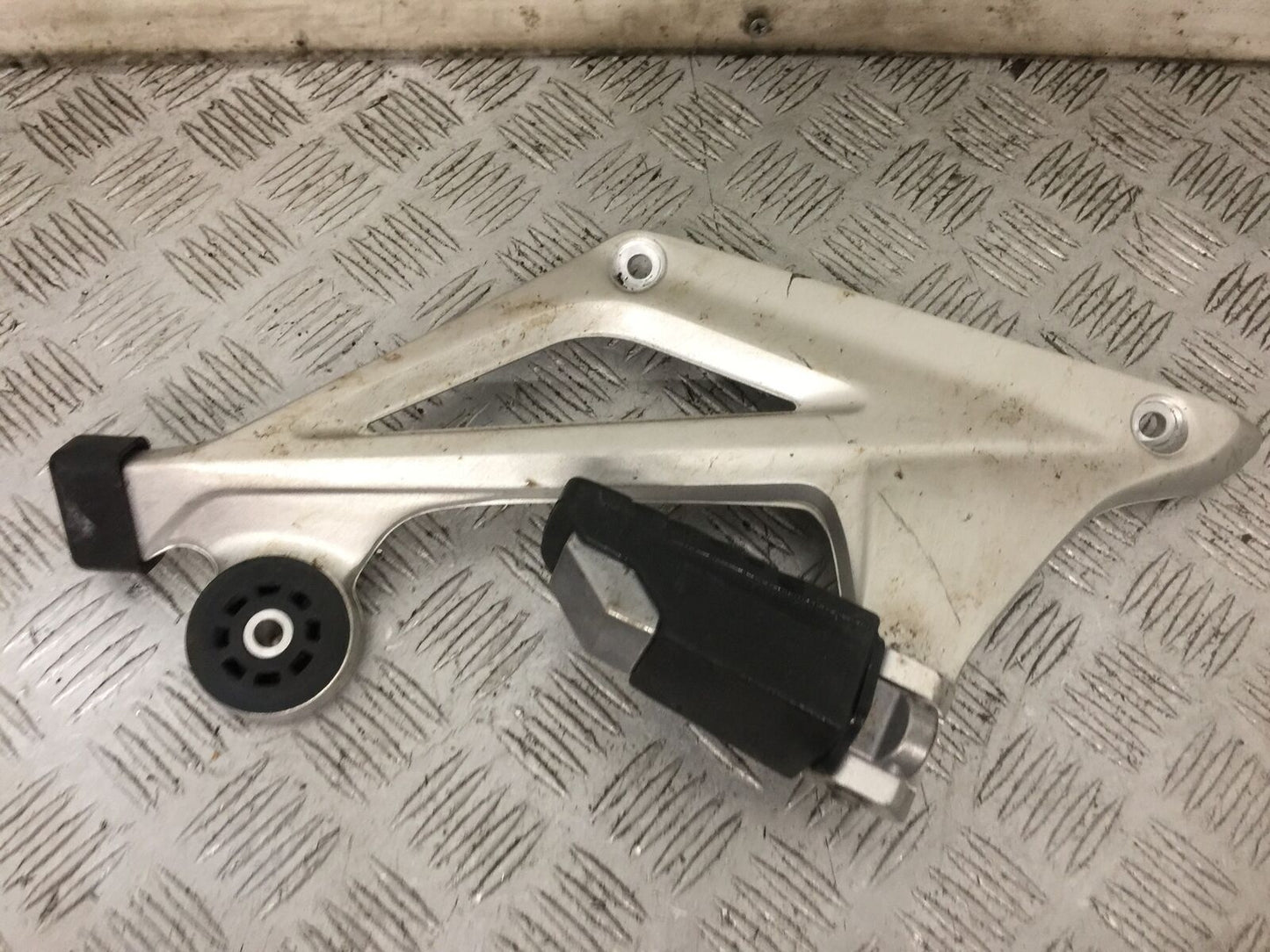 BMW R1250 R 1250 RT RIGHT REAR HANGER AND PEG   YEAR 2023 (STOCK 907)