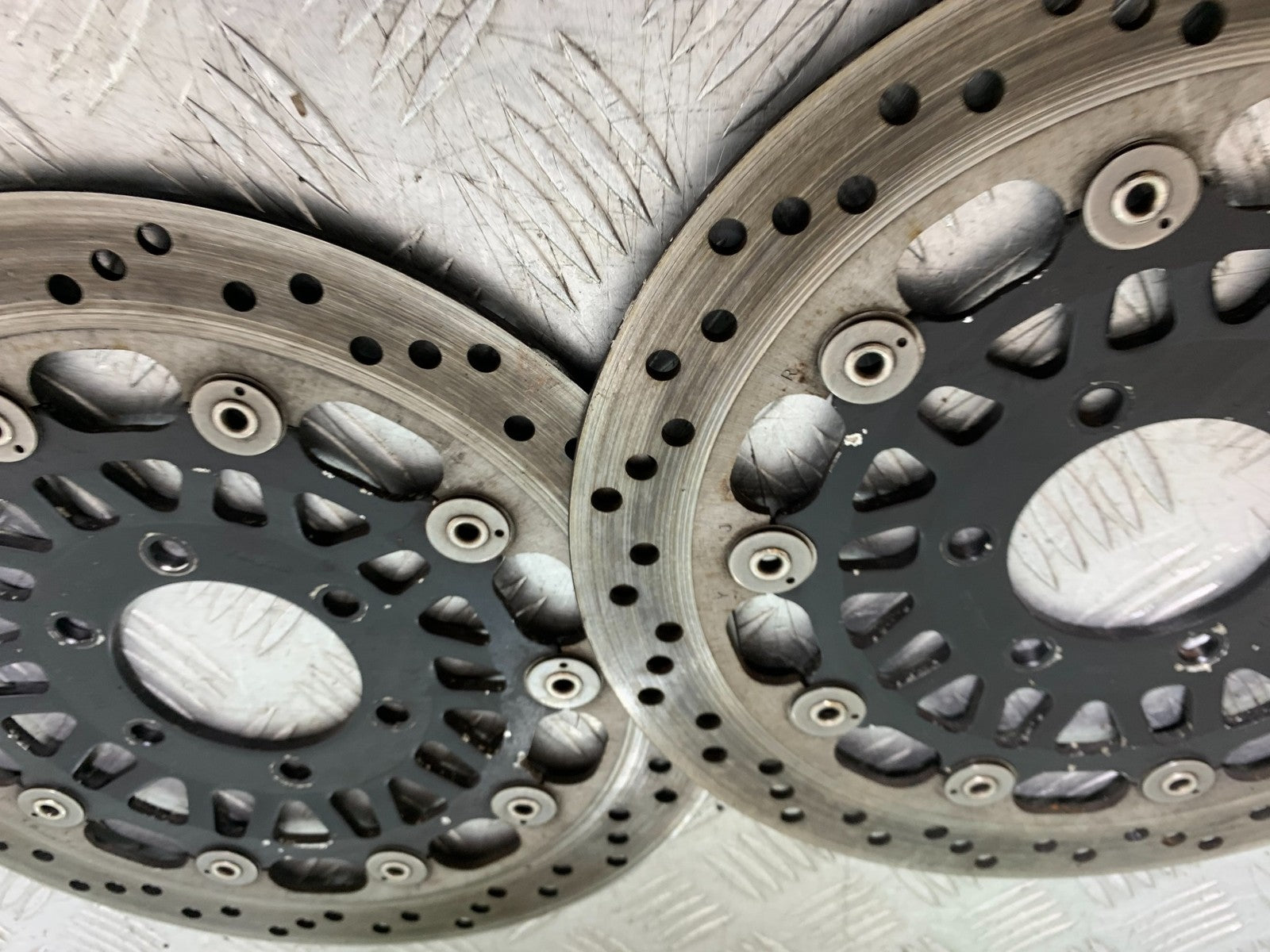 TRIUMPH 955I SPRINT RS FRONT DISCS  YEAR 1999-03 (CMB1313)