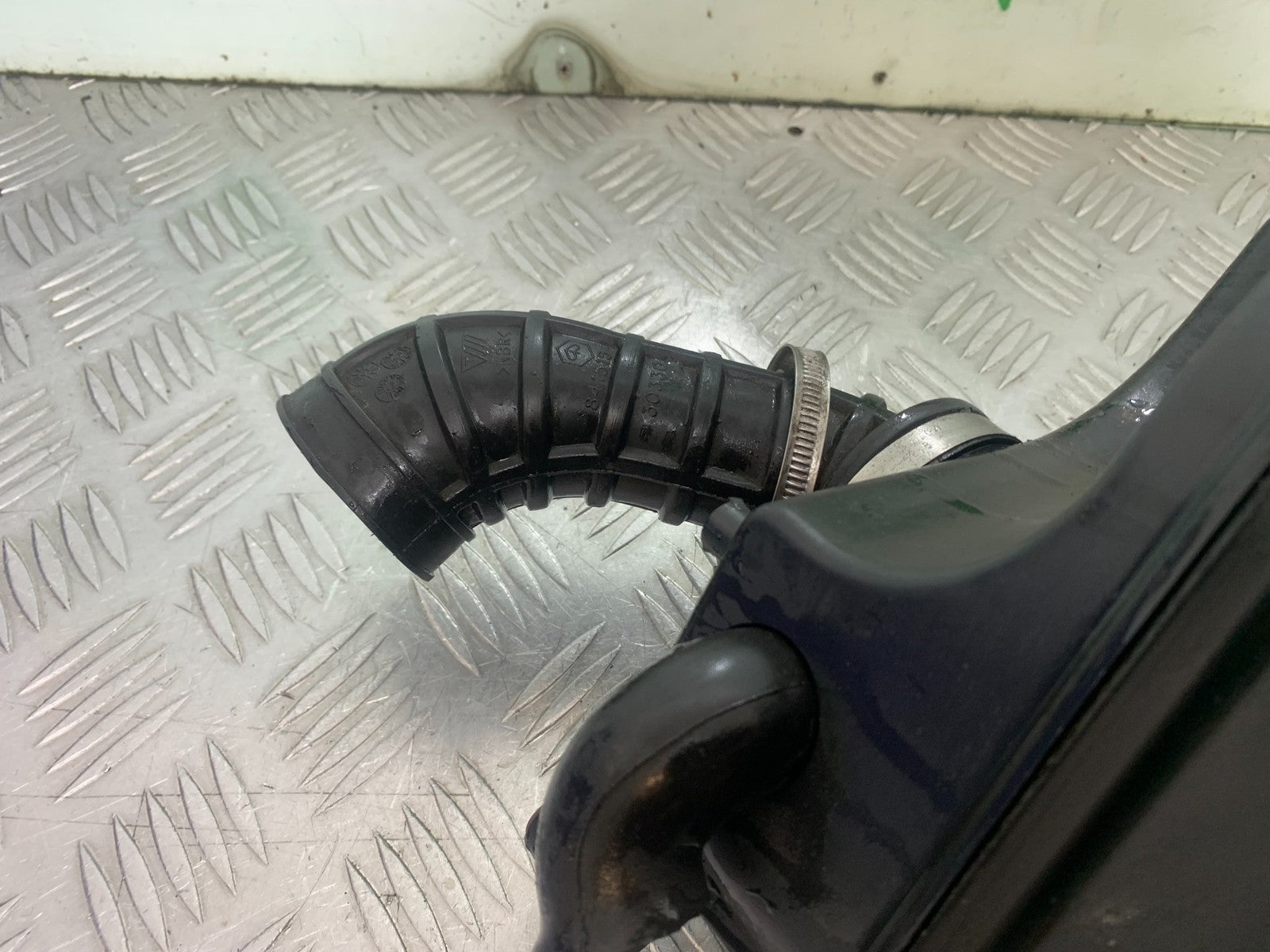 PIAGGIO VESPA GTS 125 AIRBOX  YEAR 2009-14 (CMB1261)