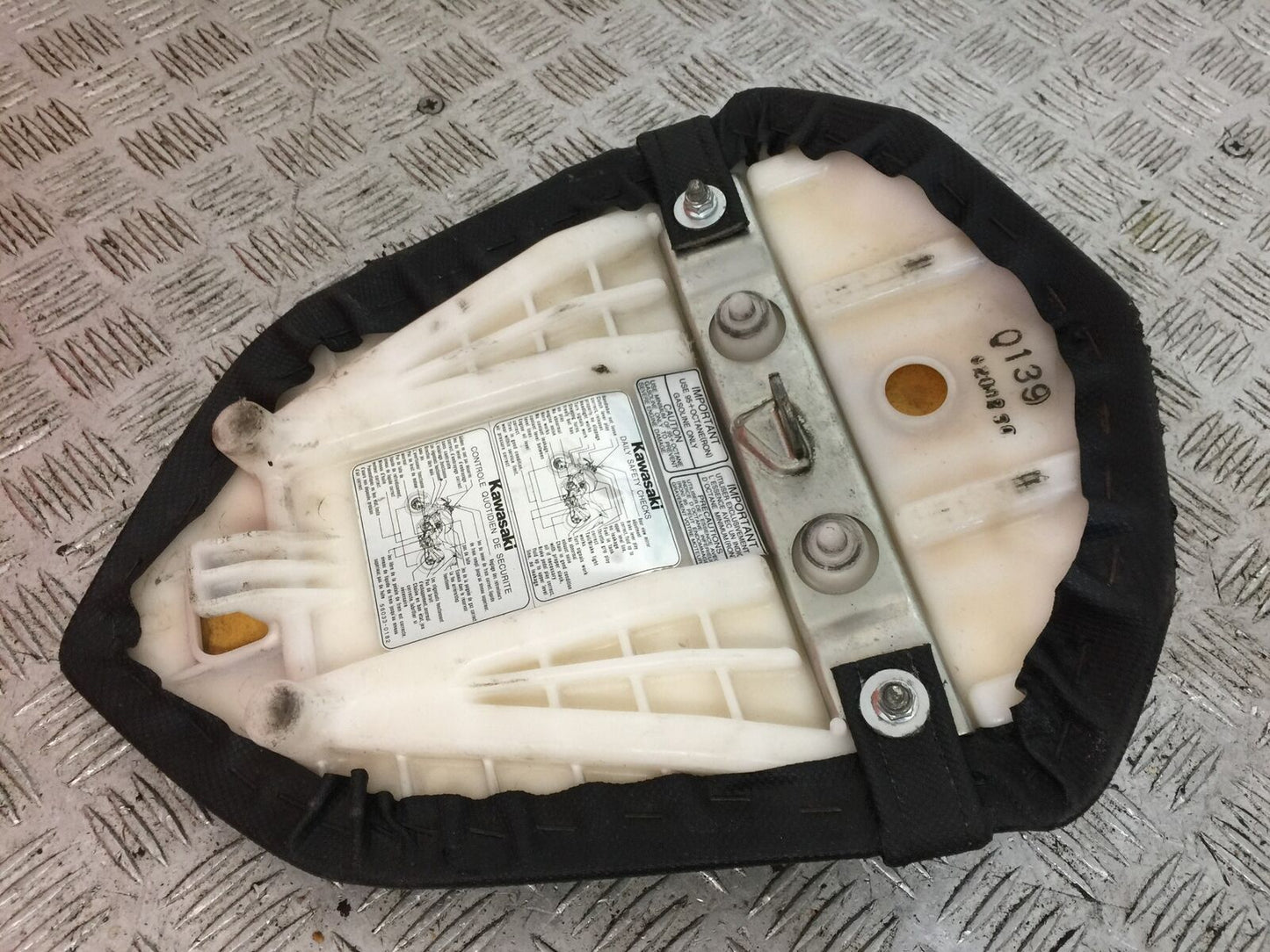 KAWASAKI Z1000 REAR SEAT YEAR 2007-2009 (STOCK 763)