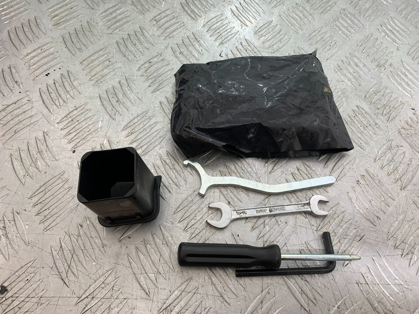 PIAGGIO VESPA GT125 L TOOL KIT   YEAR 2003 (CMB1300)