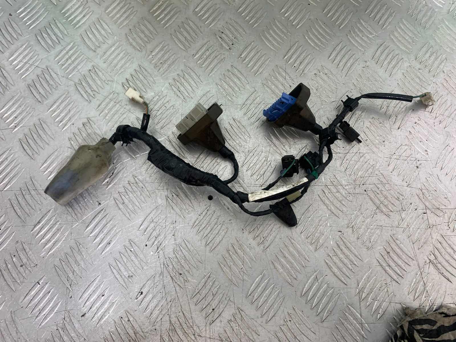 HONDA CBR1100 BLACKBIRD HEADLIGHT SPEEDO SUB LOOM  YEAR 1999-2005 (CMB1232)