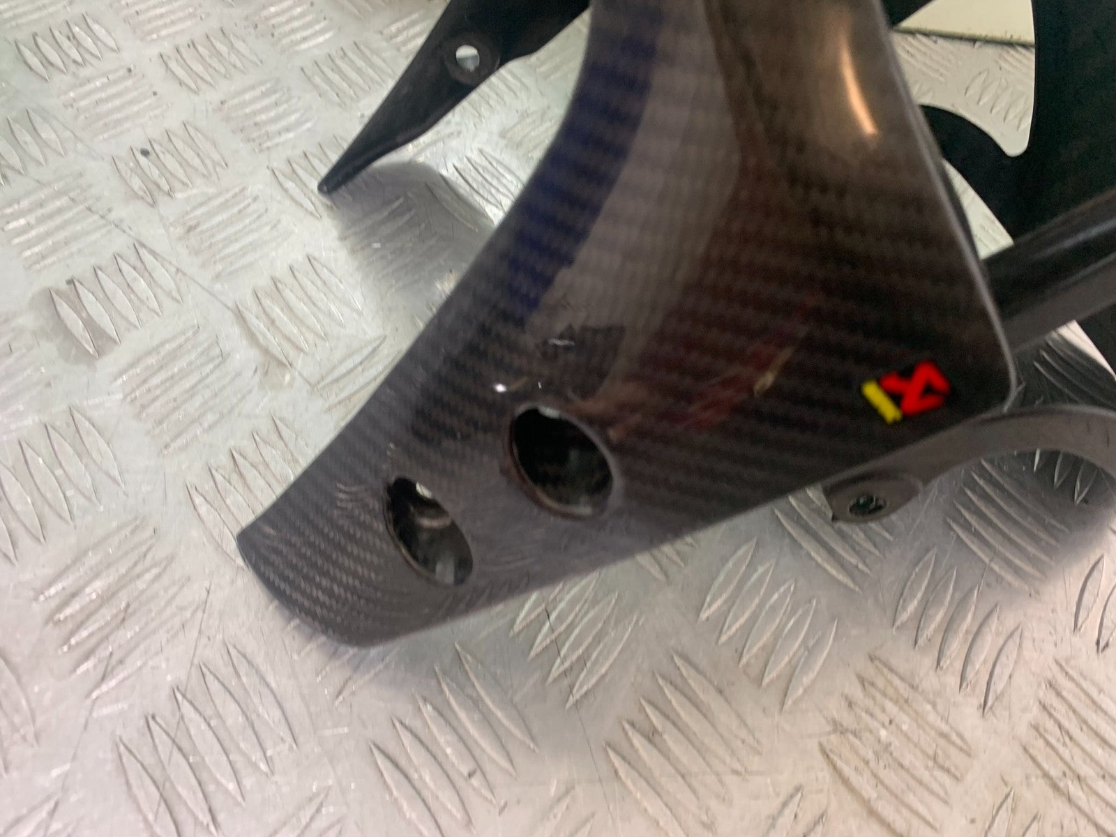 YAMAHA YZF R1 14 B BIG BANG CARBON FRONT MUDGUARD   2009-14 (CMB1175)