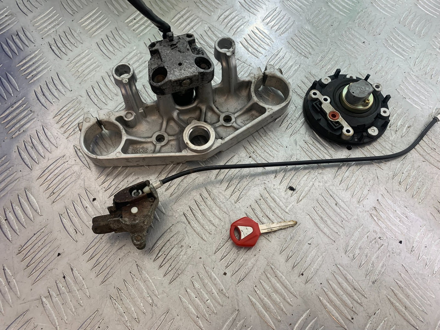 YAMAHA XJR1300 XJR 1300 LOCKS AND KEY   YEAR  1999-2003 (CMB1119)
