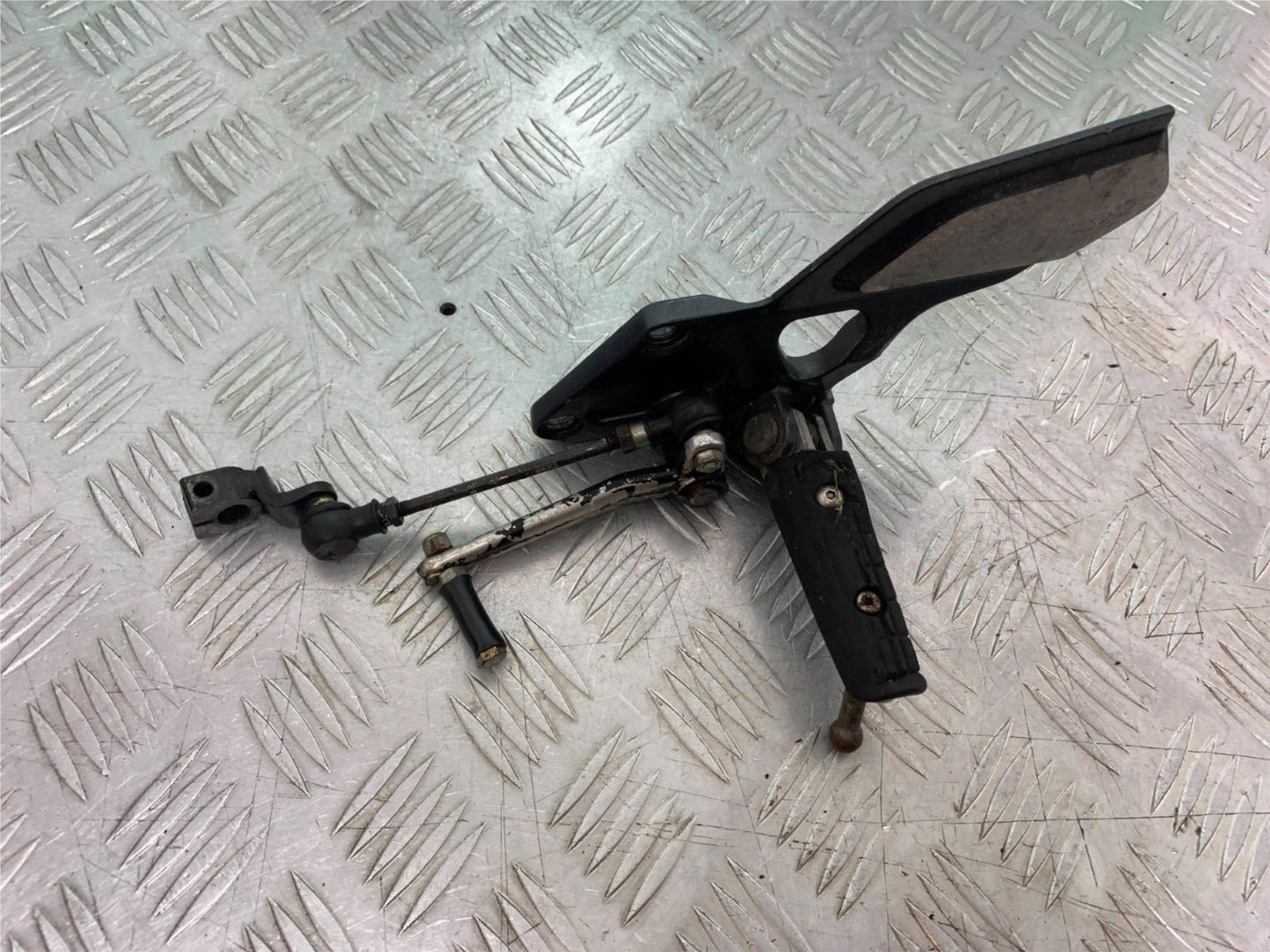 KAWASAKI ZZR1100 D FRONT LEFT HANGER YEAR 1993-2001 (CMB1189)
