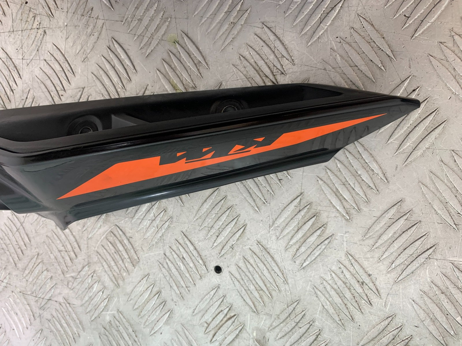 KTM 125 DUKE RIGHT SEAT PANEL   YEAR 2018-2023 (CMB1185)