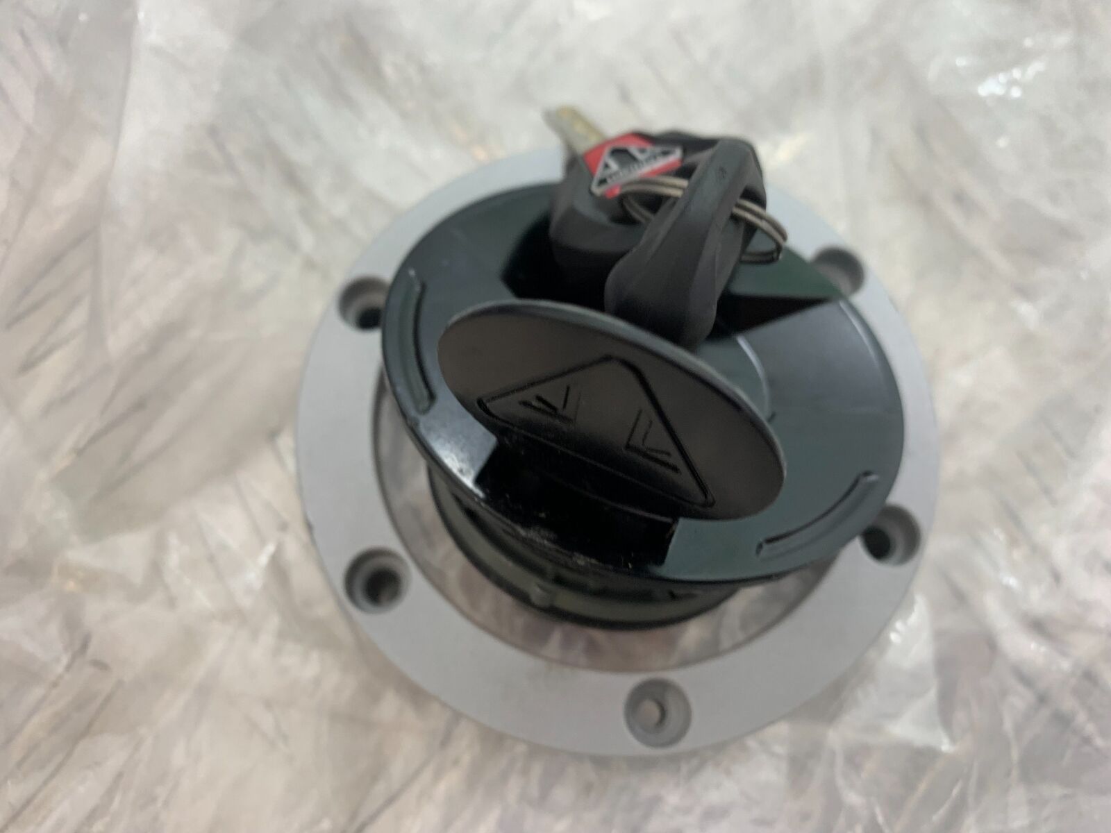 TRIUMPH 1050 SPEED TRIPLE RS PETROL CAP AND KEYS  YEAR 2018-2020 (CMB1029)