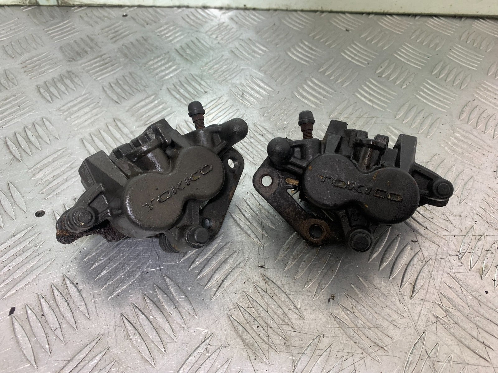 SUZUKI GSF600 GSF 600 BANDIT FRONT BRAKE CALIPERS   2000-2004 (CMB1269)