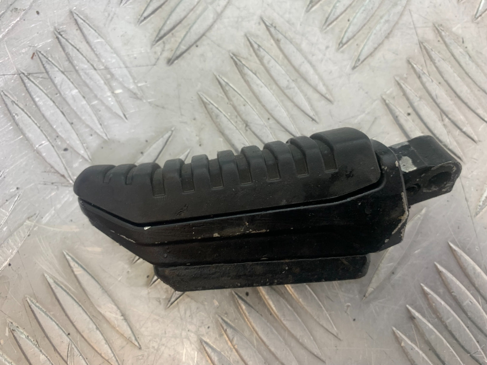 SUZUKI GSF650 GSF 650 LEFT REAR FOOTPEG   YEAR 2007-2009  (CMB1161)