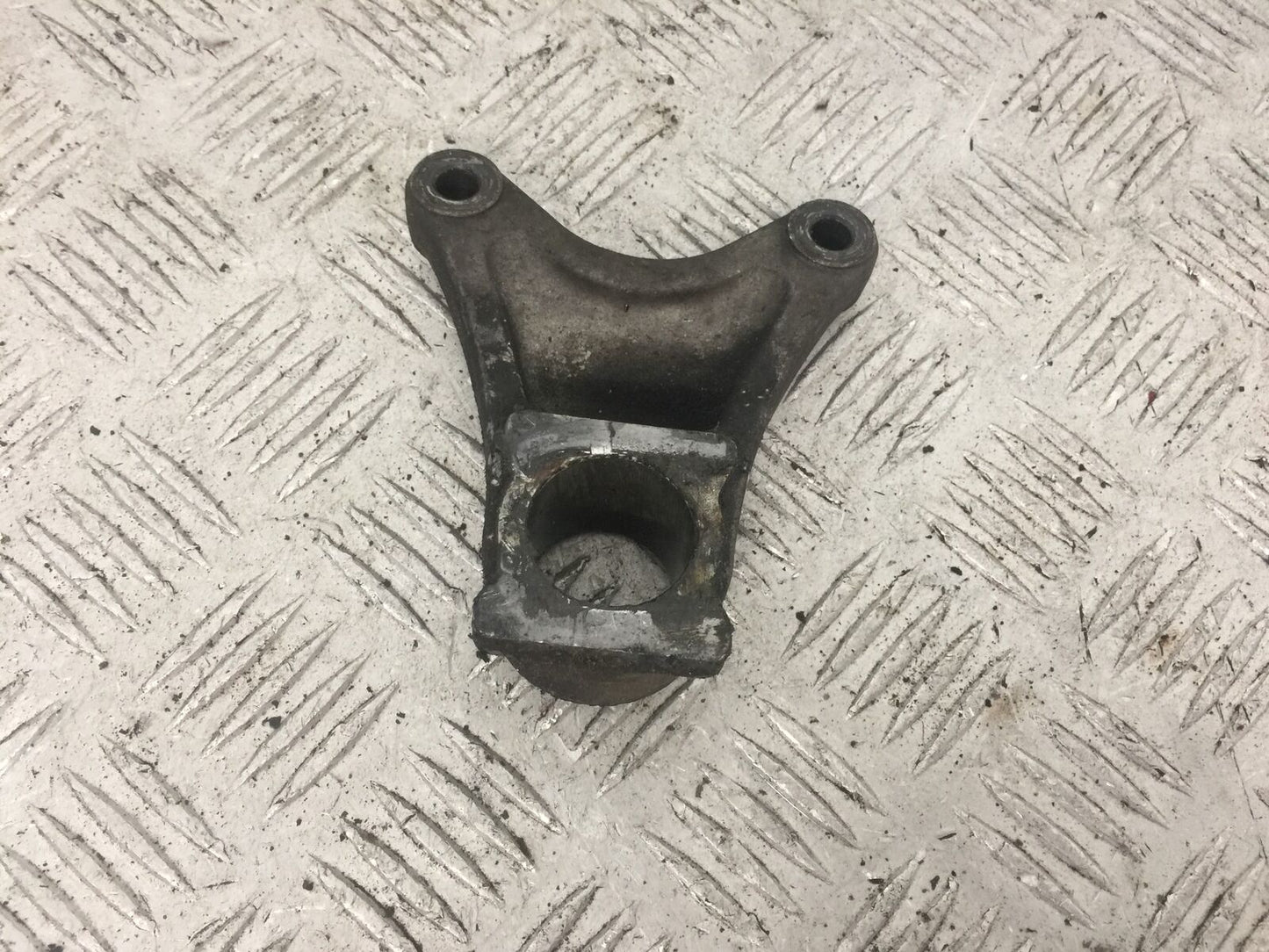 SUZUKI GSXR600 GSXR 600 K1 K2 REAR CALIPER BRACKET YEAR 2000 (STOCK 877)