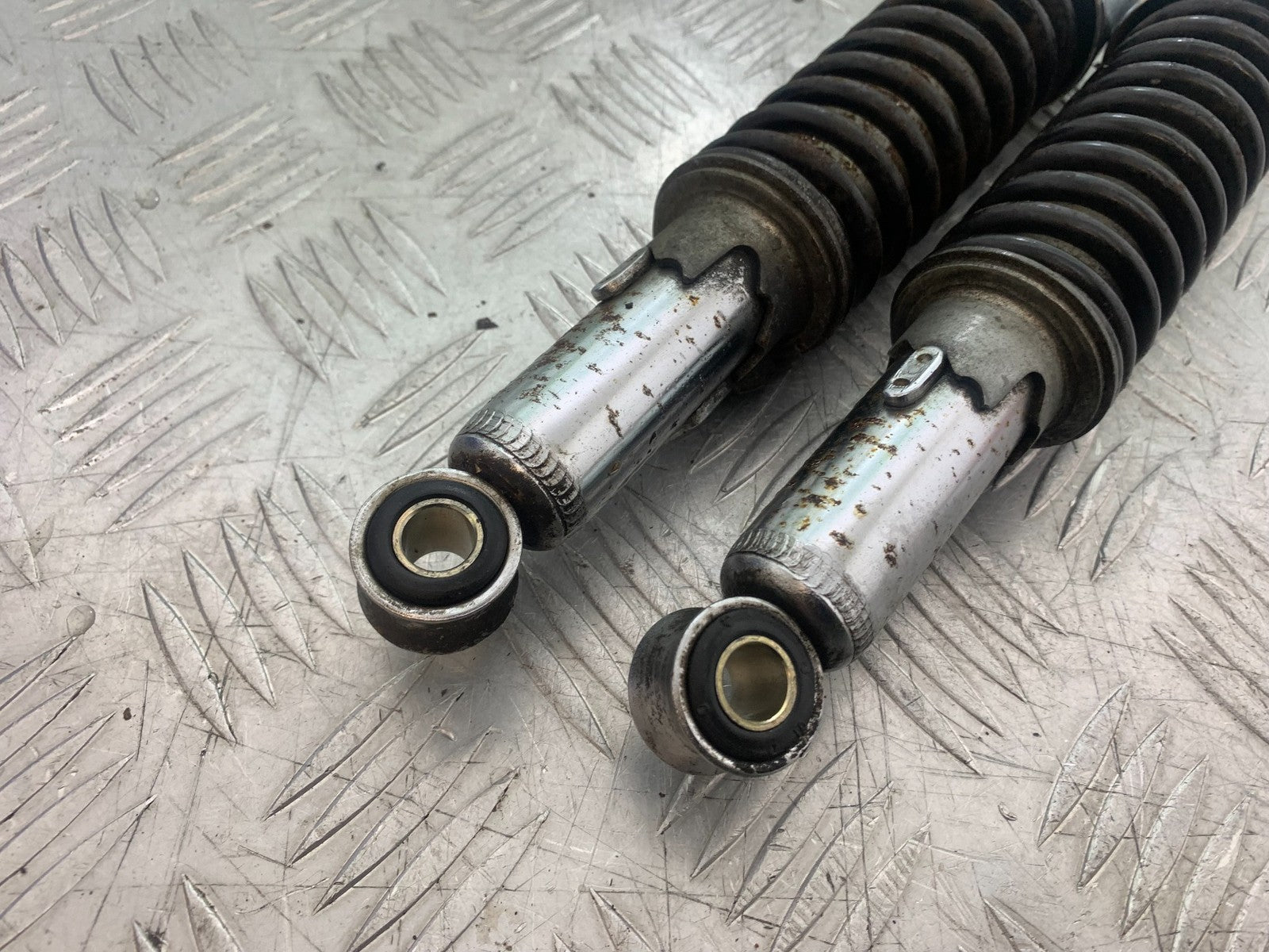 SUZUKI GP100 GP 100 REAR SHOCKS  YEAR 1978-1988 (CMB1259)