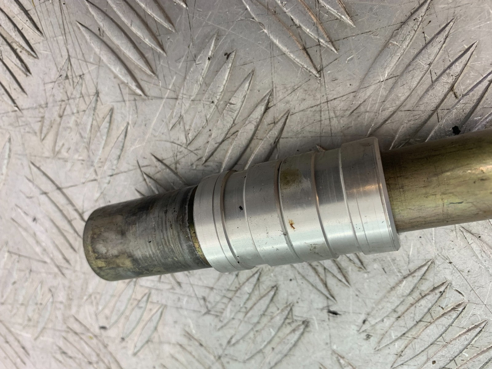 TRIUMPH 1050 SPEED TRIPLE FRONT WHEEL SPINDLE   YEAR 2005-2007 (CMB1322)