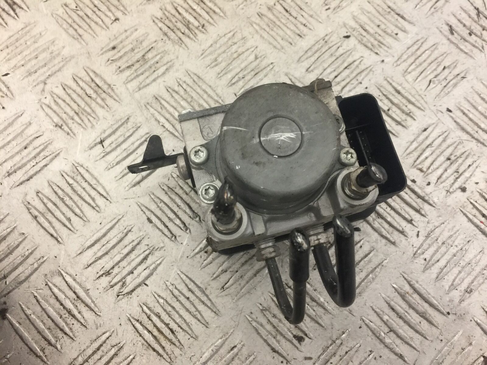 TRIUMPH 675 STREET TRIPLE FRONT ABS PUMP  YEAR 2016 (STOCK 674)