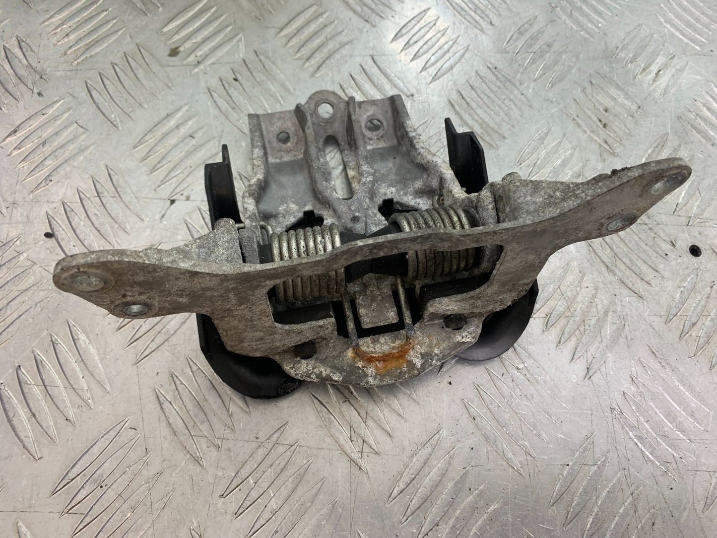 YAMAHA XMAX 125 XMAX-125 SEAT HINGE   YEAR 2015-2020  (CMB1266)