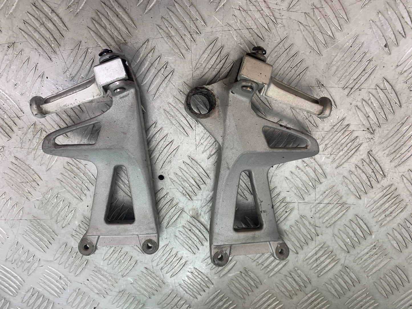 TRIUMPH 955i SPRINT ST REAR HANGERS AND PEGS 1999-2004 (CMB1176)