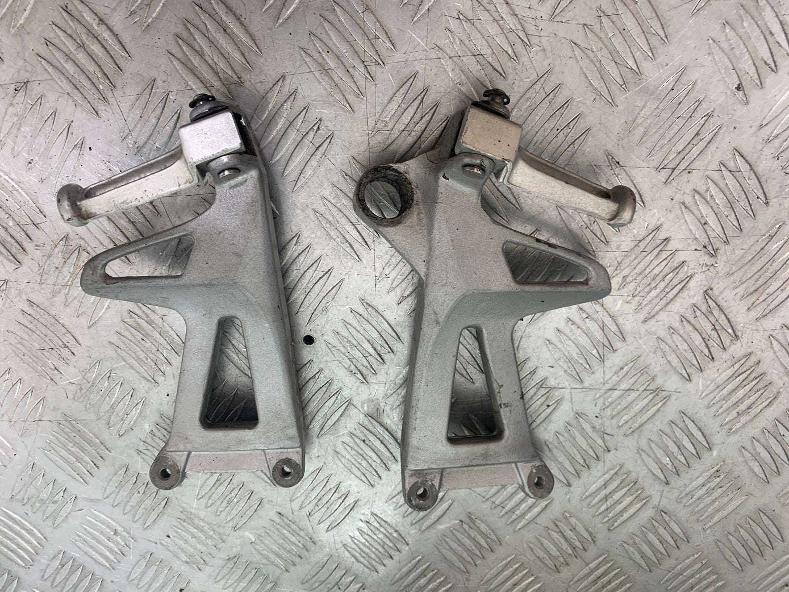 TRIUMPH 955i SPRINT ST REAR HANGERS AND PEGS 1999-2004 (CMB1176)