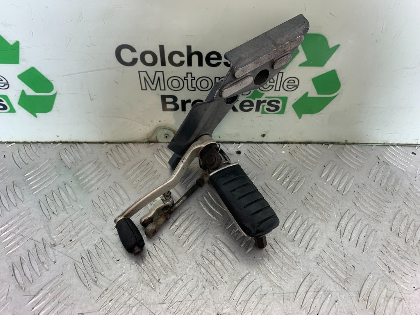 TRIUMPH TROPHY 900 FRONT LEFT HANGER AND PEG & LEVER    YEAR 1991-95 (CMB1251)