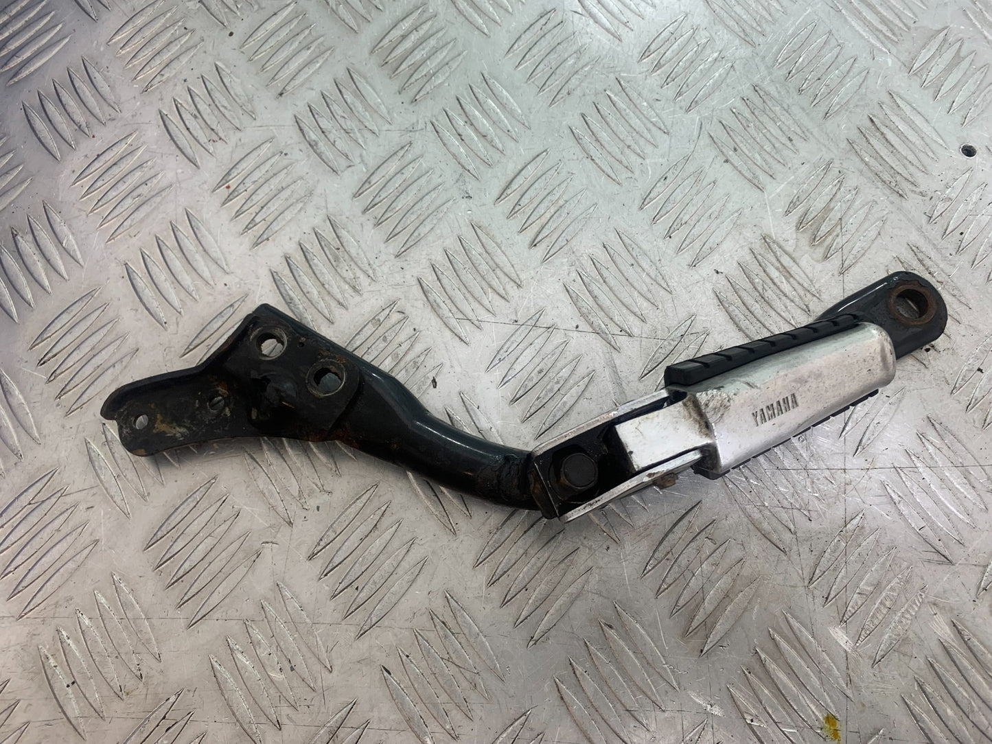 YAMAHA XV535 XV 535 VIRAGO LEFT REAR FOOTPEG & MOUNT   YEAR 1994-02 (CMB1162)