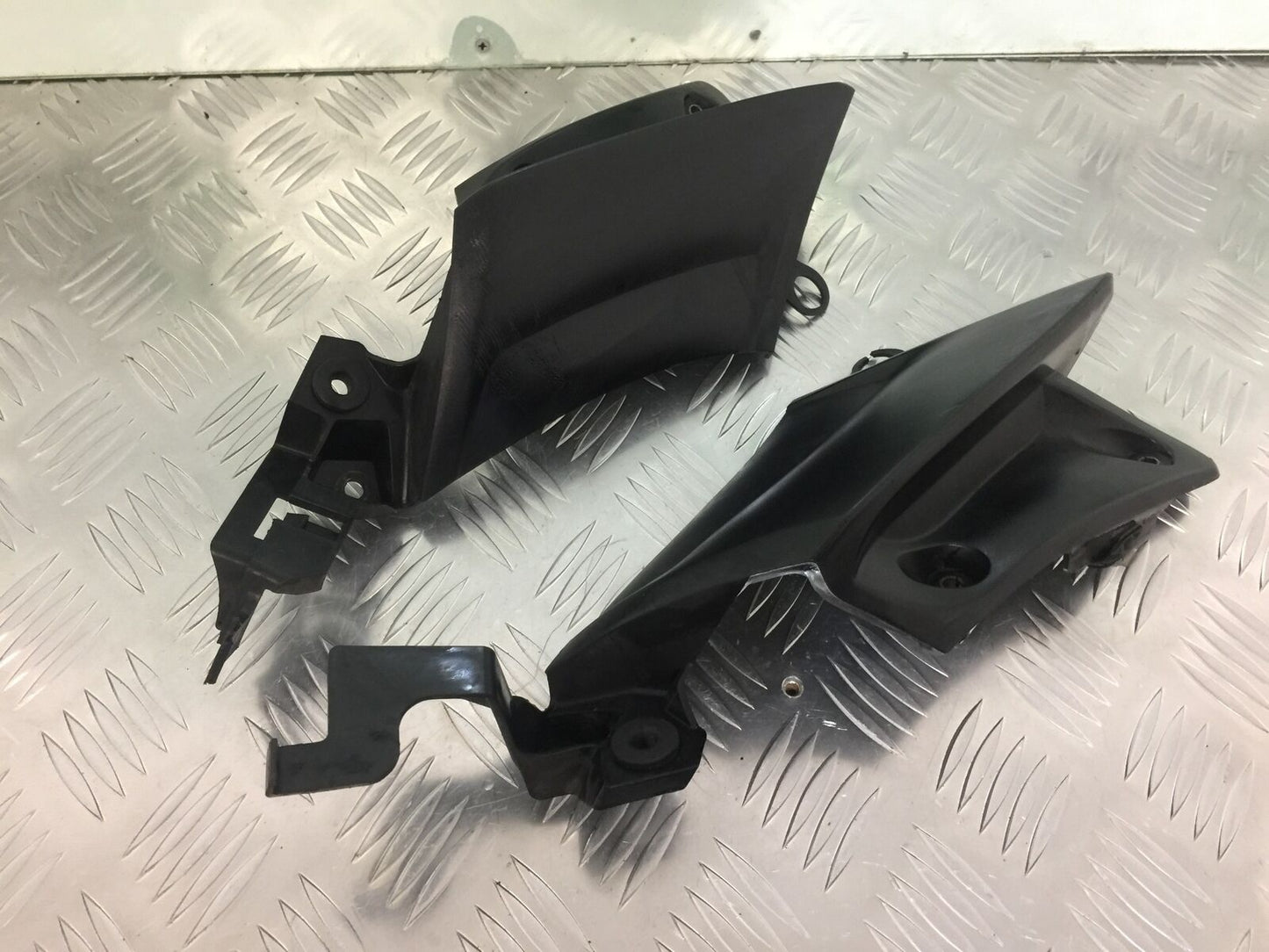 YAMAHA R6 LEFT AND RIGHT SIDE INFILLS   YEAR 2004-2005 (STOCK 931)