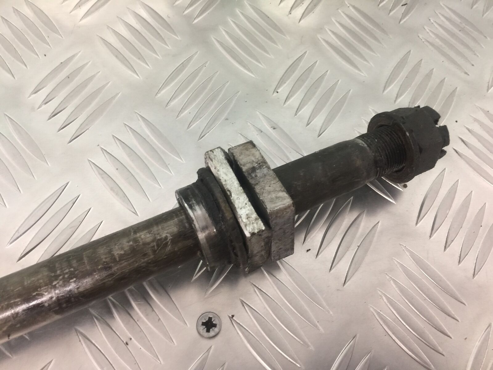 KAWASAKI ZX12R ZX12 R REAR WHEEL SPINDLE YEAR 2000 (STOCK 913)