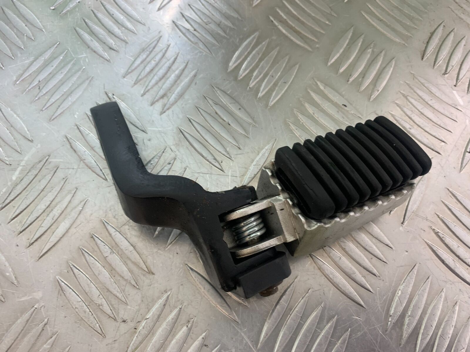 SINNIS TERRAIN 125 FRONT RIGHT  HANGER AND PEG   YEAR 2024 (CMB1072)
