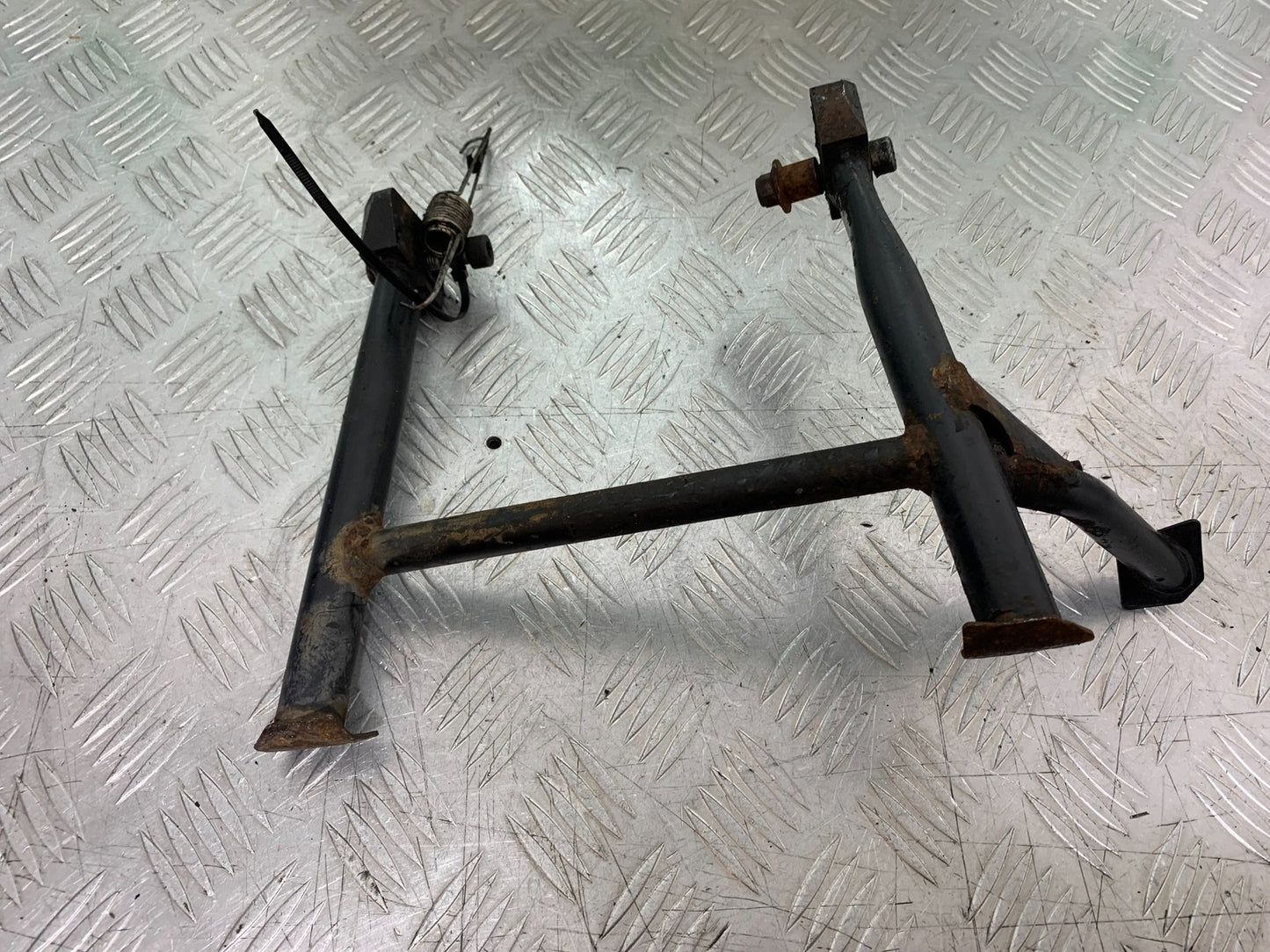 TRIUMPH 955i SPRINT ST CENTER STAND  YEAR 1999-04 (CMB1230)