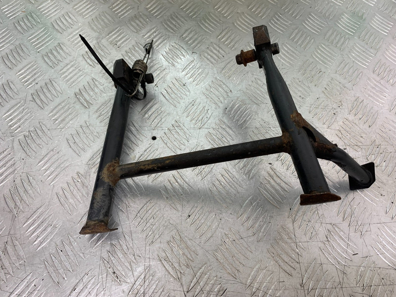 TRIUMPH 955i SPRINT ST CENTER STAND  YEAR 1999-04 (CMB1230)