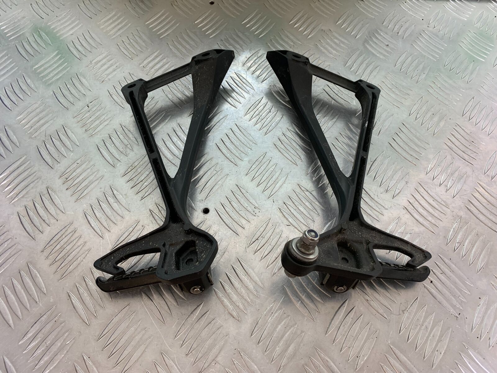 KAWASAKI ZX10R ZX 10R REAR HANGERS AND PEGS   YEAR 2016-2020 (CMB1015)
