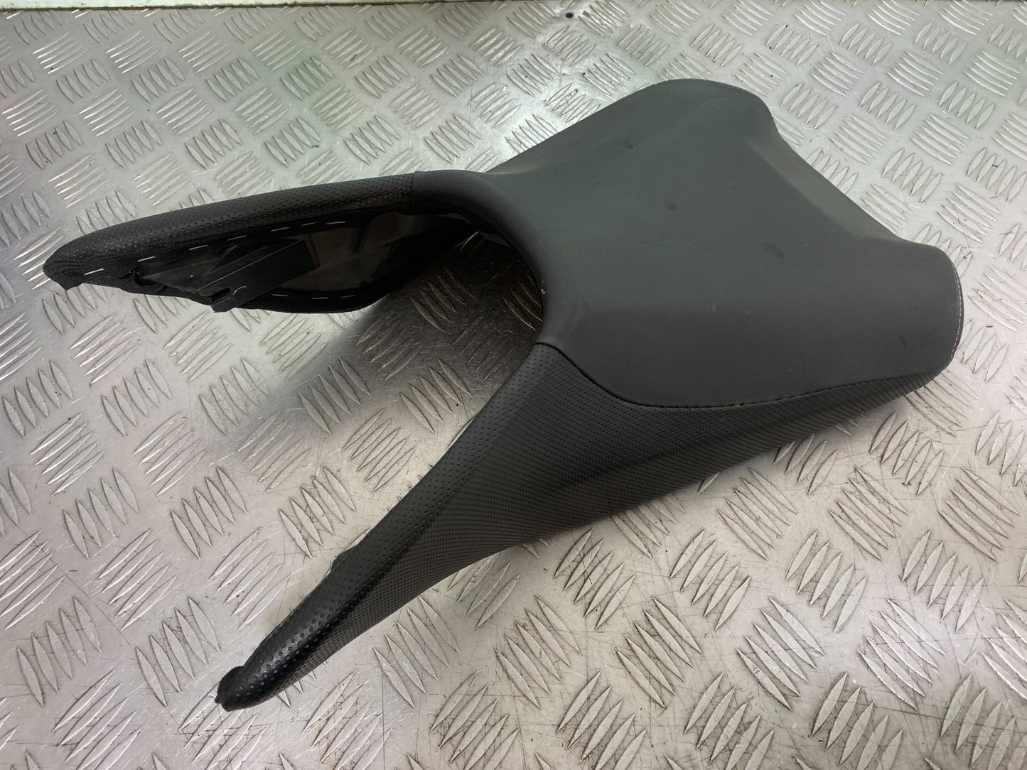 KTM DUKE 390 FRONT SEAT  YEAR 2017- 2023 (CMB1314)