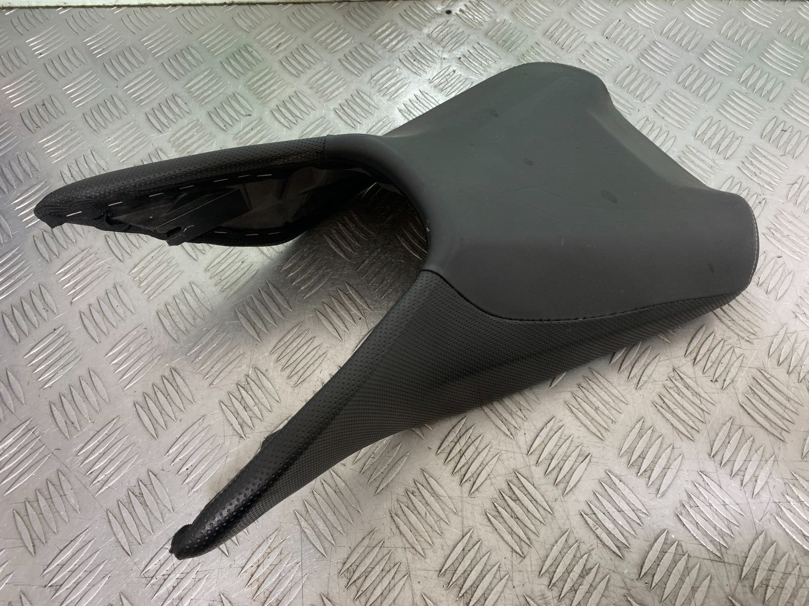 KTM DUKE 390 FRONT SEAT  YEAR 2017- 2023 (CMB1314)