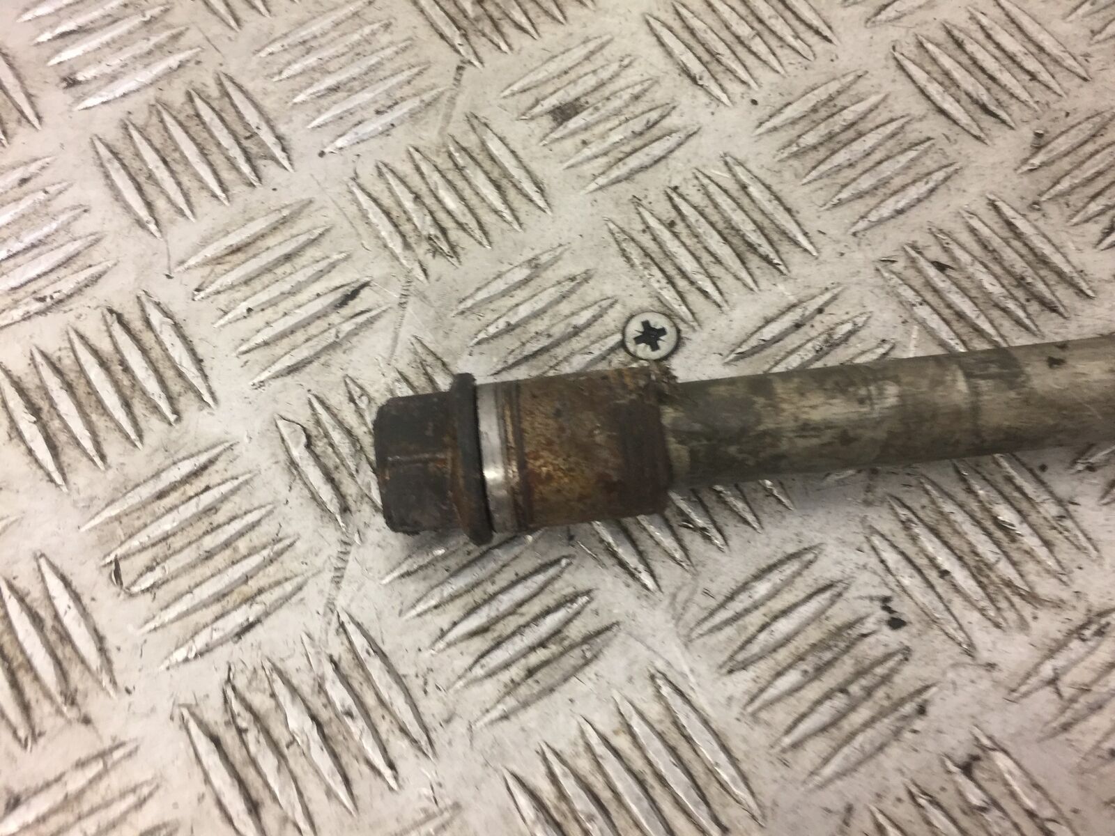 SUZUKI 650 BURGMAN REAR WHEEL SPINDLE  YEAR 2006-2012 (STOCK 471)