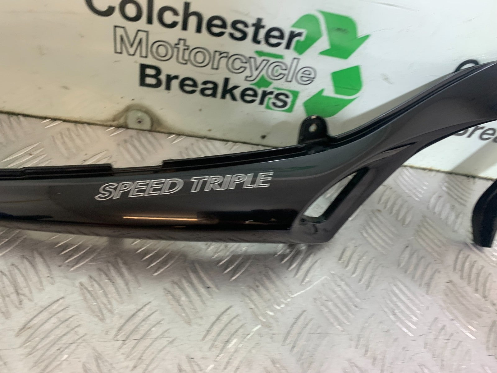 TRIUMPH 1050 SPEED TRIPLE RIGHT SEAT PANEL YEAR 2005-2007 (CMB1322)