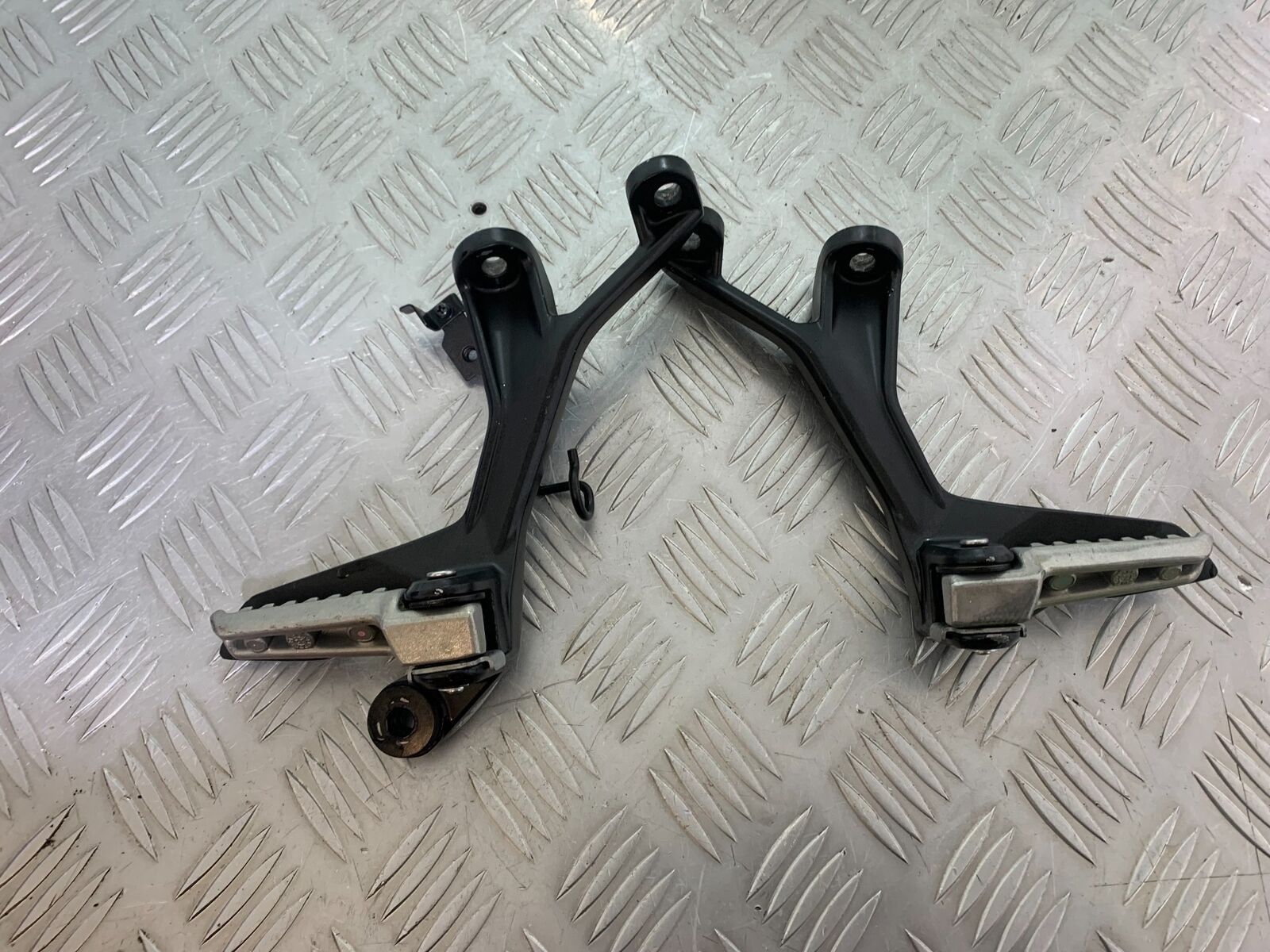 KAWASAKI NINJA 400 EX 400 REAR HANGERS AND PEGS    YEAR 2024 (CMB1075)