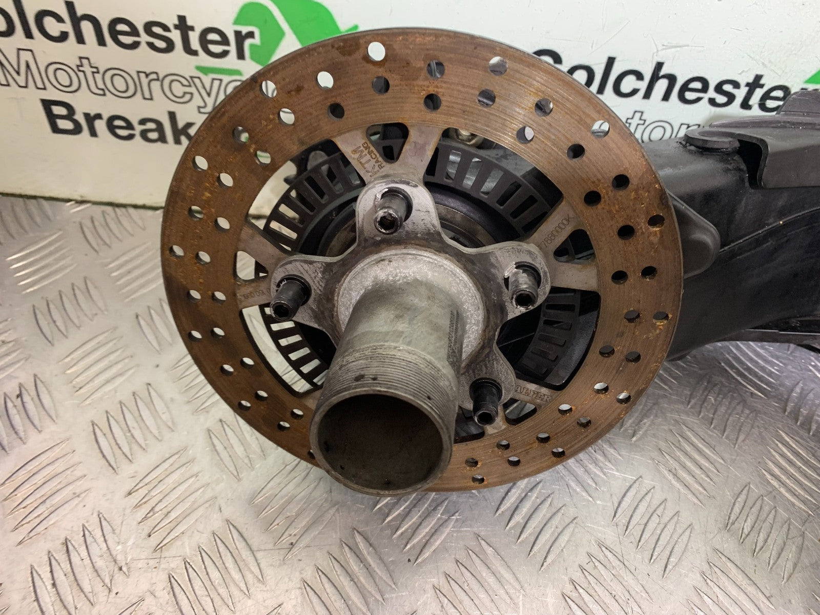 KTM 1290 SUPER DUKE R SWINGARM HUB CARRIER DISC YEAR 2020-2024 (CMB1272)
