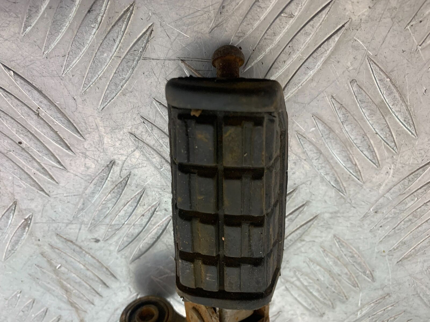 YAMAHA FJ1100 FJ 1100 FRONT RIGHT PEG YEAR 1984-85 (CMB1101)