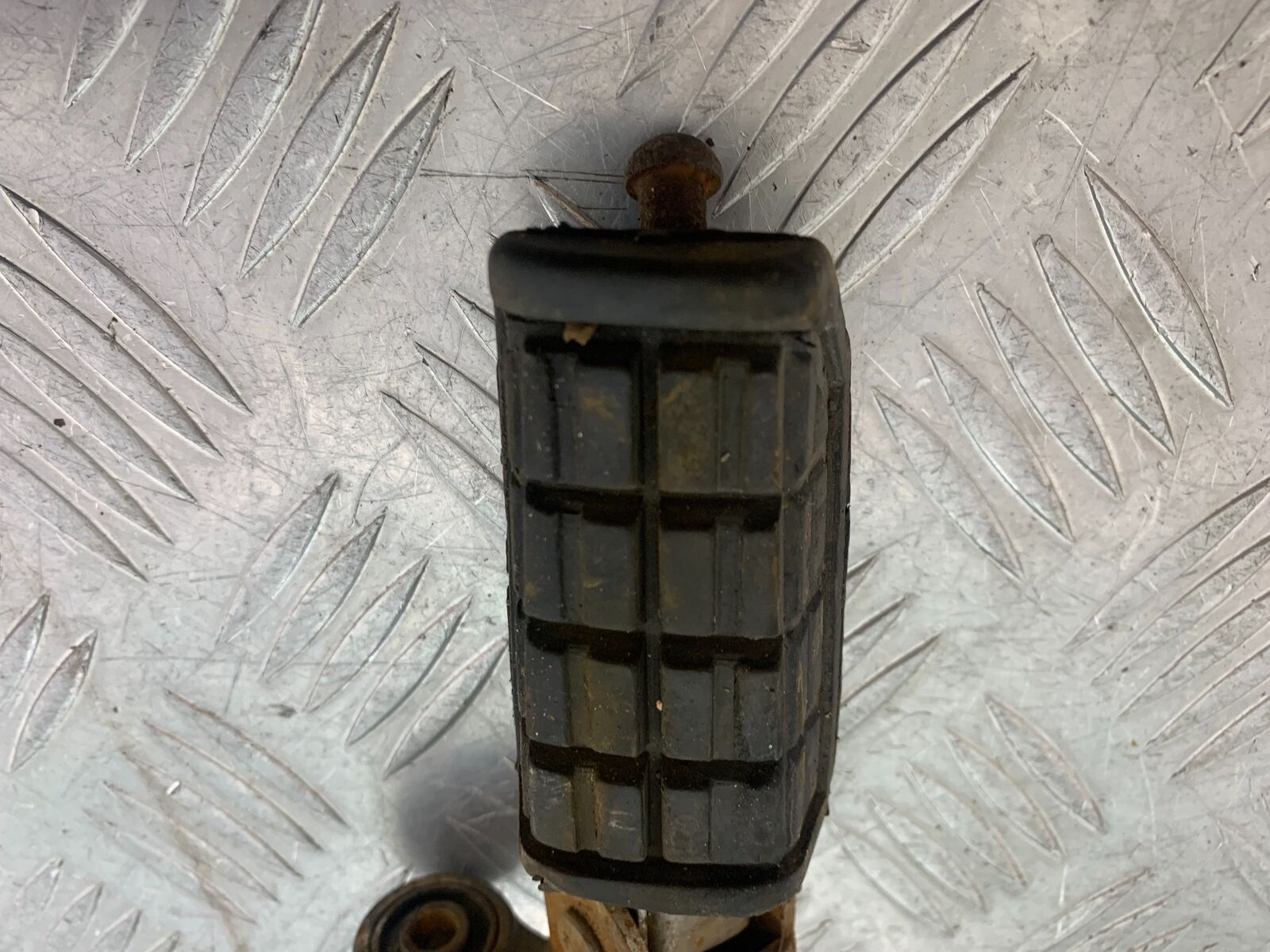 YAMAHA FJ1100 FJ 1100 FRONT RIGHT PEG YEAR 1984-85 (CMB1101)