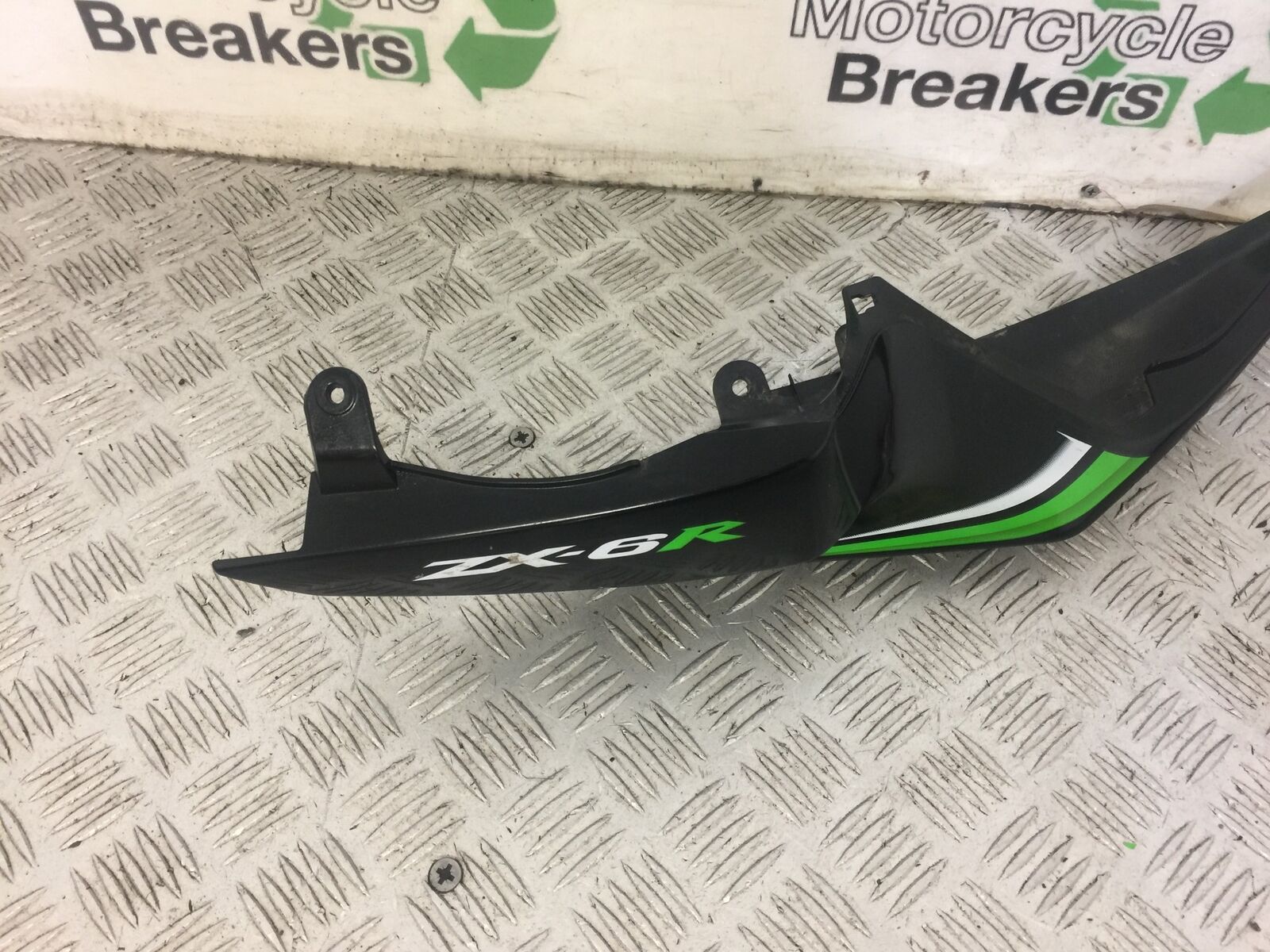 KAWASAKI ZX6R RIGHT SEAT PANEL   YEAR 2009-2012  (STOCK 626)