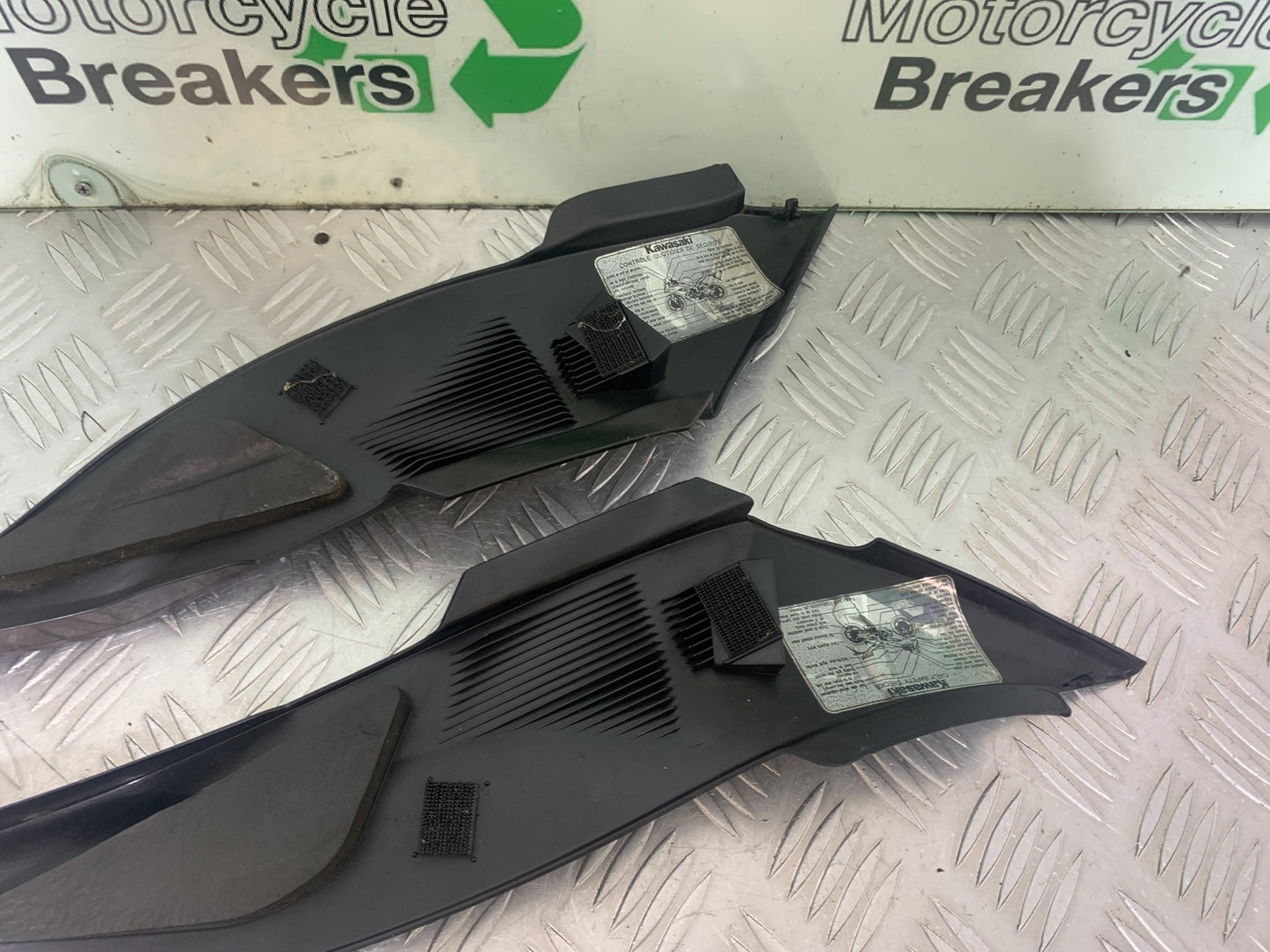 KAWASAKI ZX6R LEFT AND RIGHT LOWER TANK PANELS  YEAR 2009-2012 (CMB1136)
