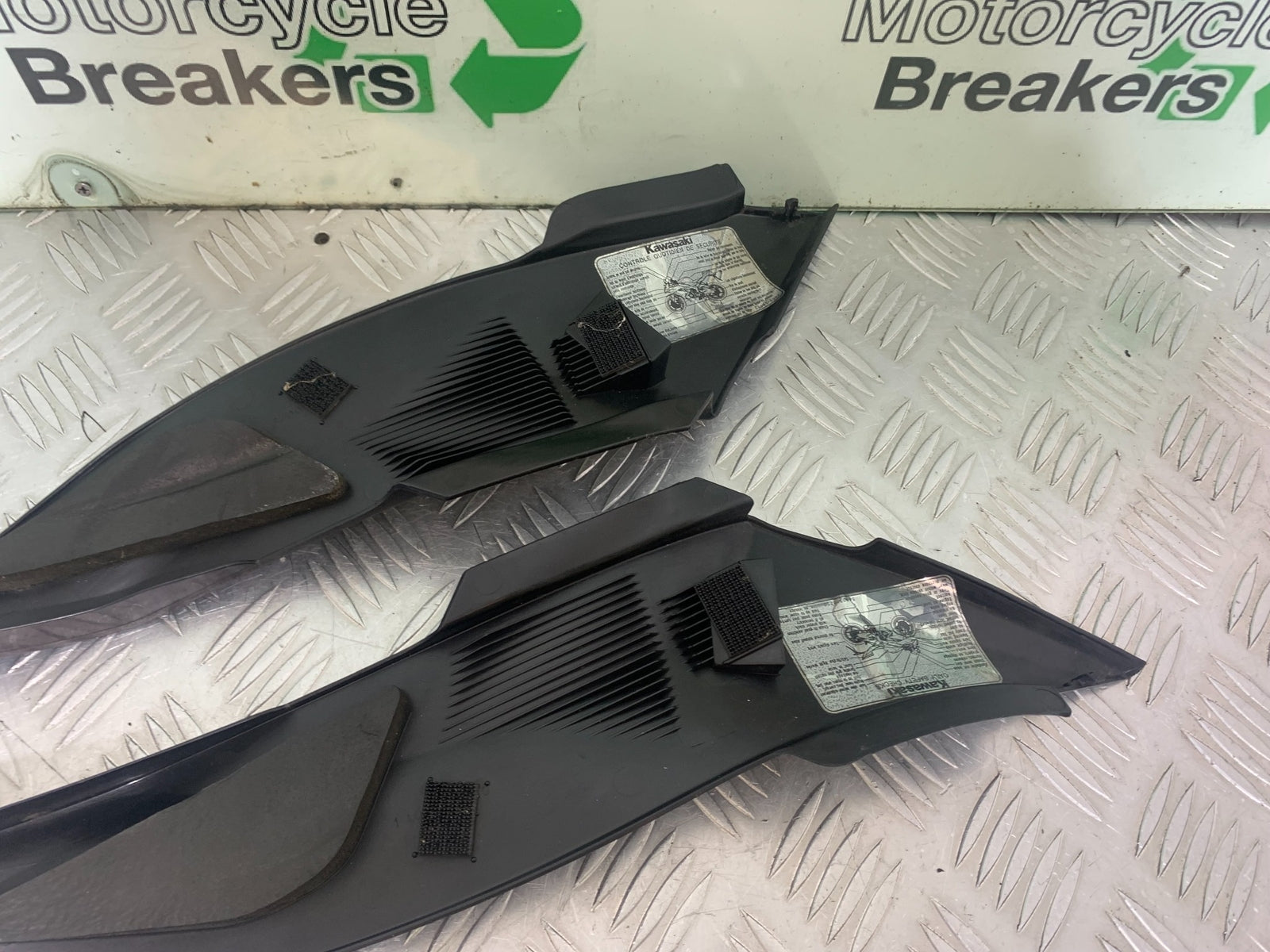 KAWASAKI ZX6R LEFT AND RIGHT LOWER TANK PANELS  YEAR 2009-2012 (CMB1136)