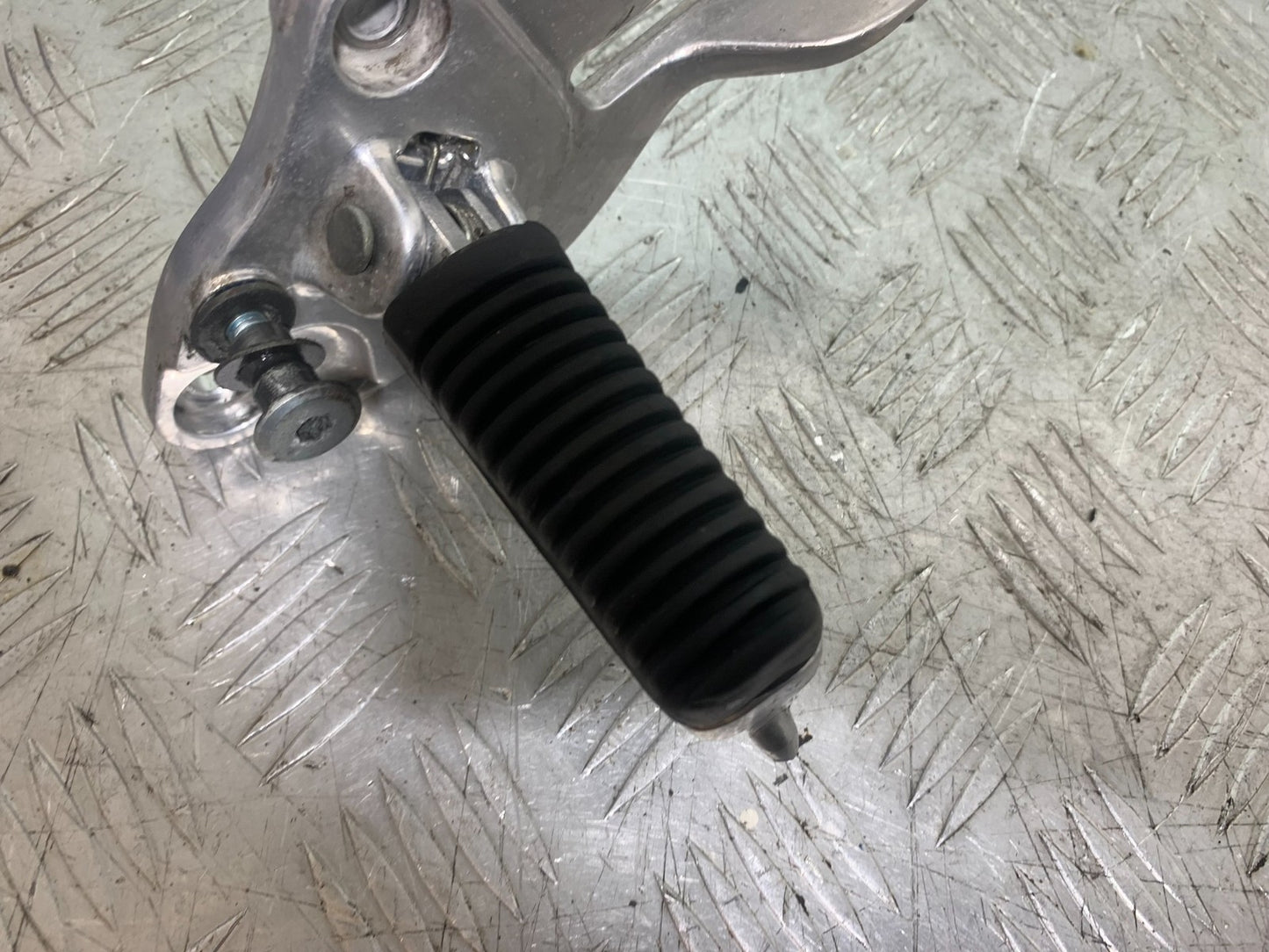 YAMAHA XJ900 XJ 900 DIVERSION FRONT LEFT HANGER AND PEG YEAR 1994-2002 (CMB1292)