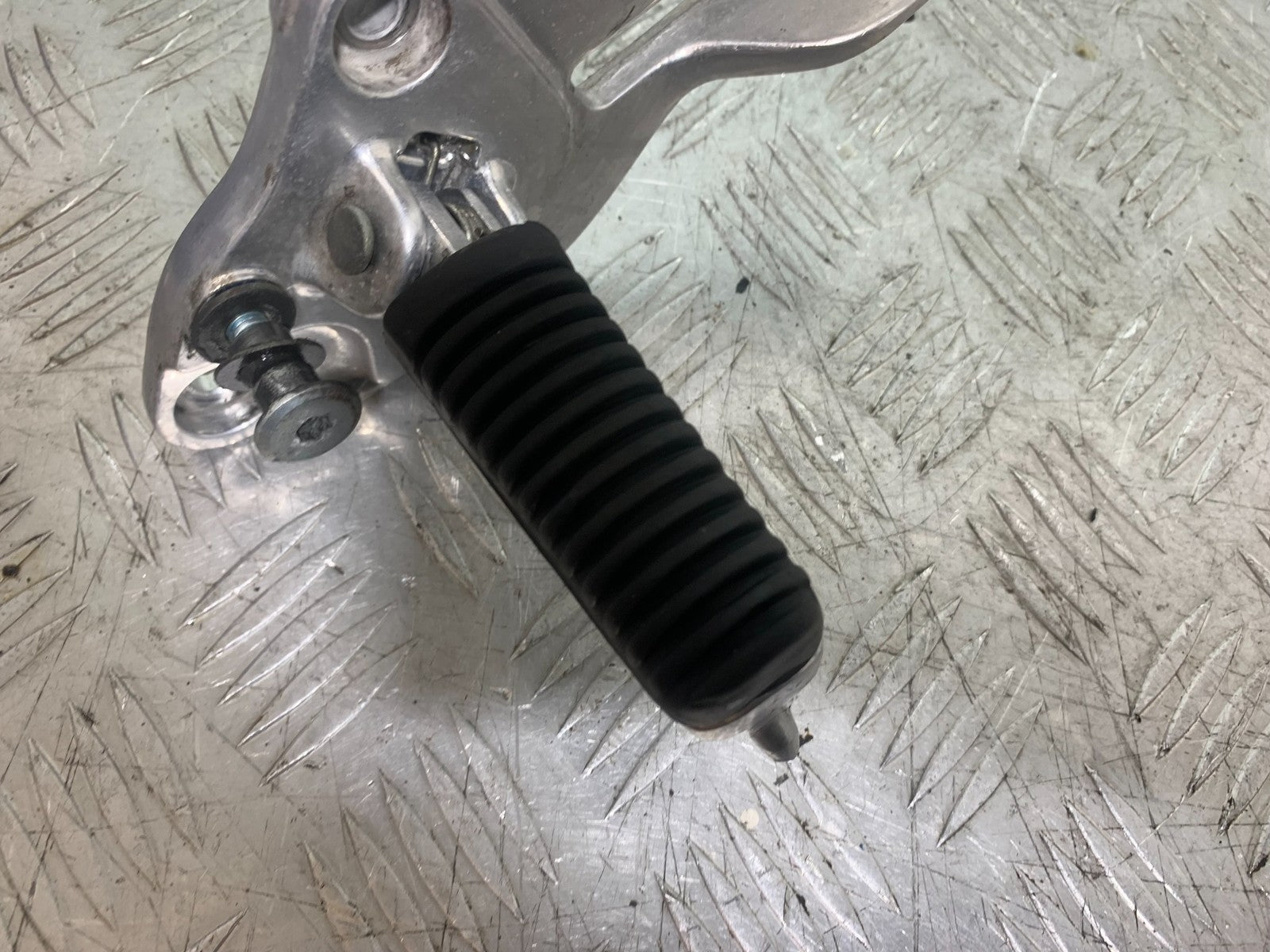 YAMAHA XJ900 XJ 900 DIVERSION FRONT LEFT HANGER AND PEG YEAR 1994-2002 (CMB1292)