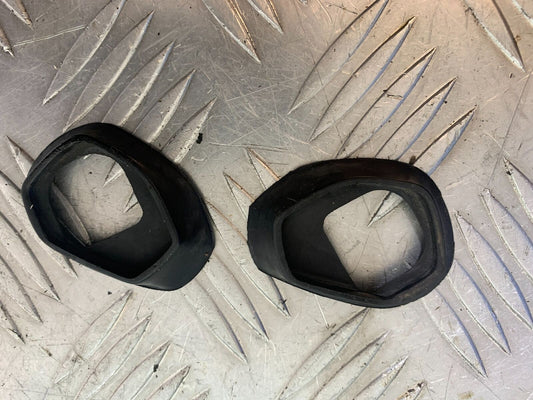 KAWASAKI Z750 ZR750 ZR-7S GRAB RAIL RUBBERS   YEAR 1999-05 (CMB1135)