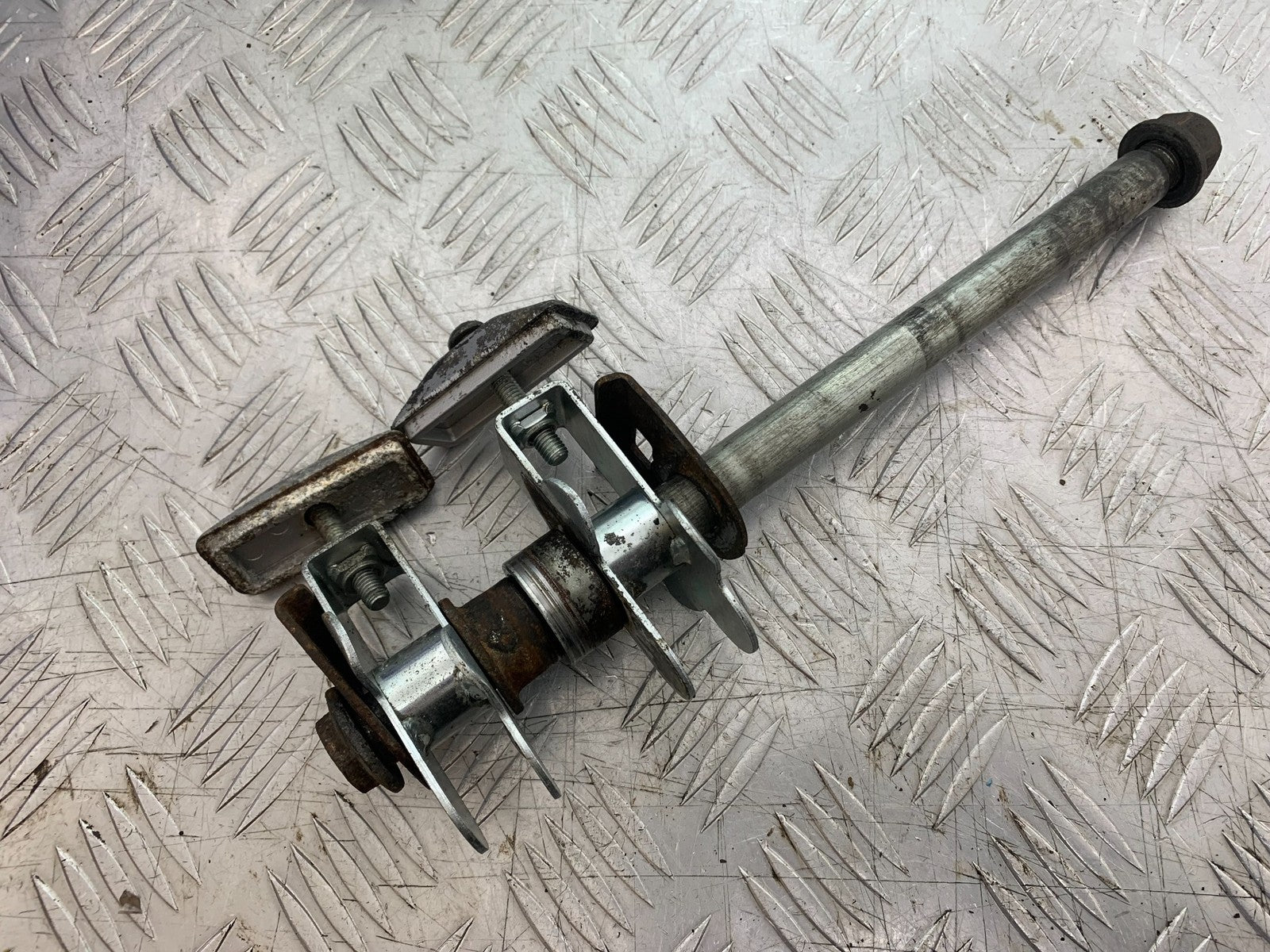 SUZUKI GSF600 GSF 600 BANDIT REAR WHEEL SPINDLE   2000-2004 (CMB1269)