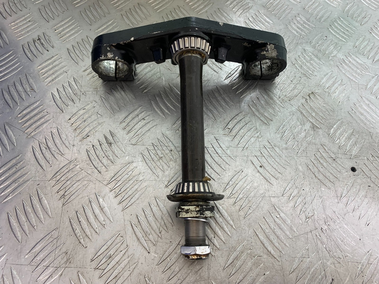 TRIUMPH TROPHY 900 BOTTOM YOKE  YEAR 1991-95 (CMB1251)