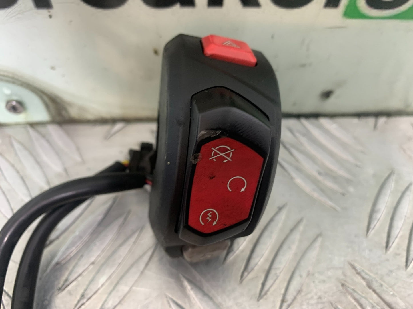 TRIUMPH TIGER 800 XRT LEFT AND RIGHT SWITCH GEARS  YEAR 2018-2020 (CMB1193)
