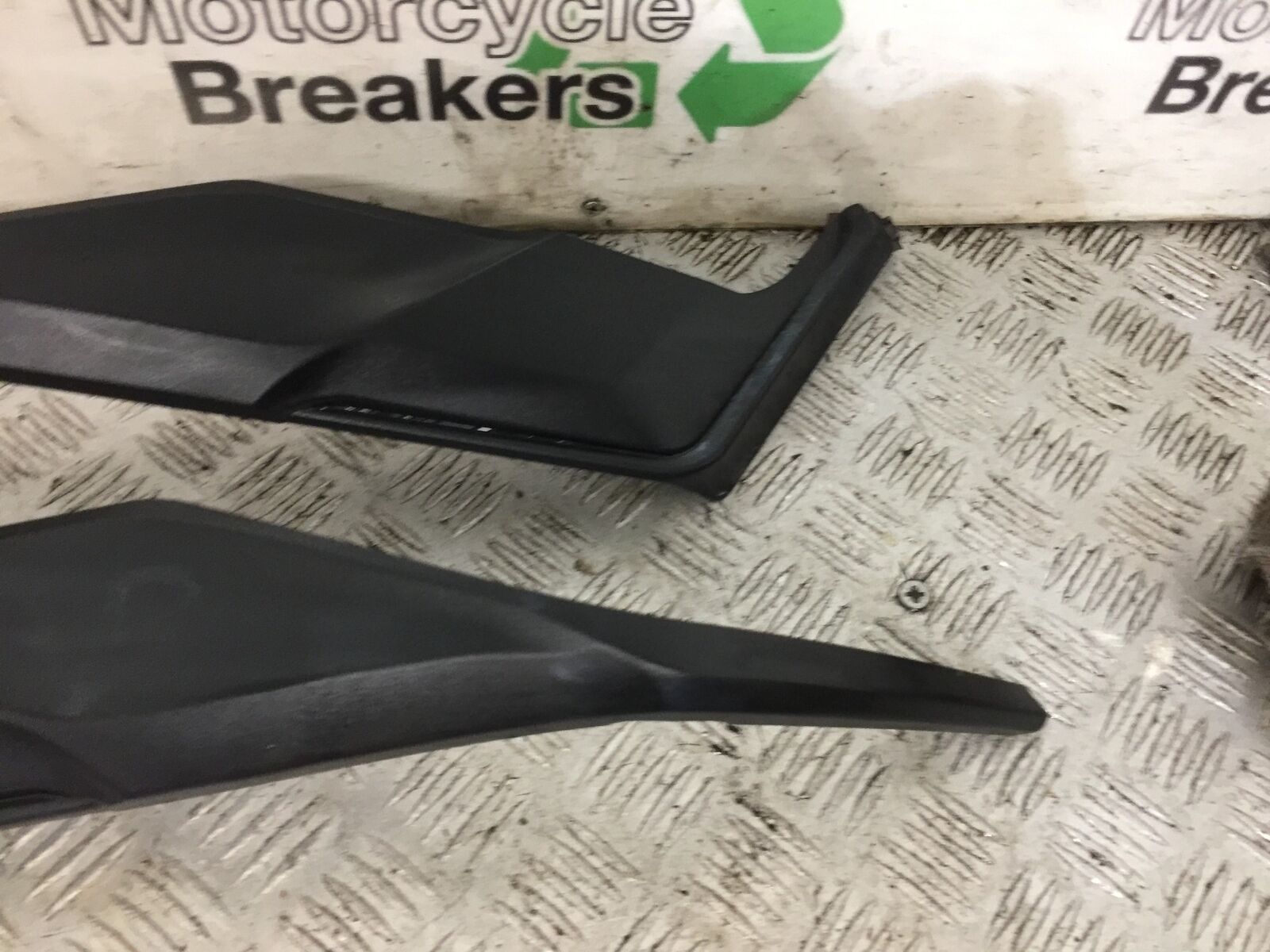 TRIUMPH 675 STREET TRIPLE R LEFT AND RIGHT TANK PANELS YEAR 2016 (STOCK 781)