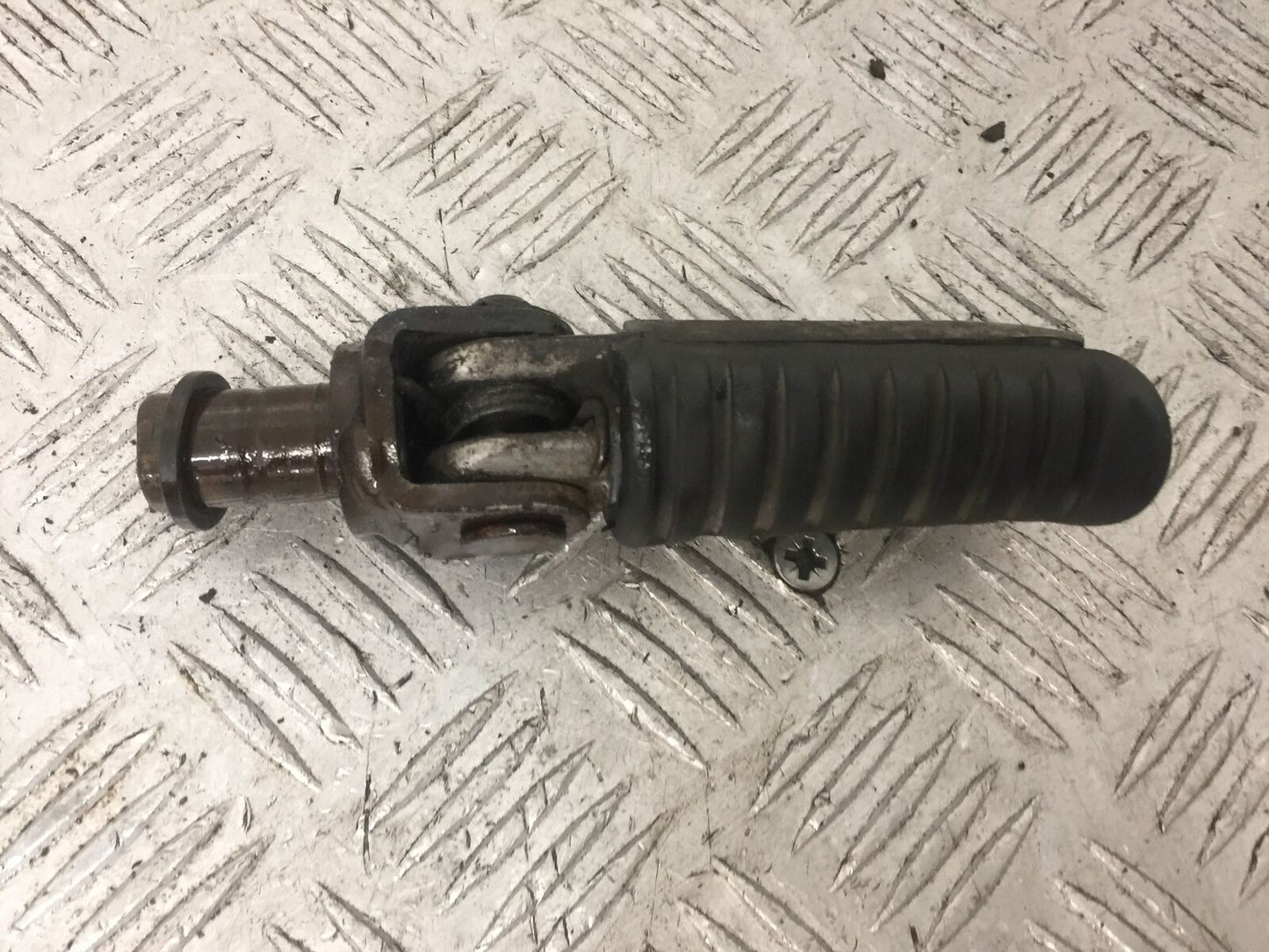 KAWASAKI Z750 Z 750 FRONT RIGHT FOOTPEG YEAR 2004-2006  (STOCK 871)