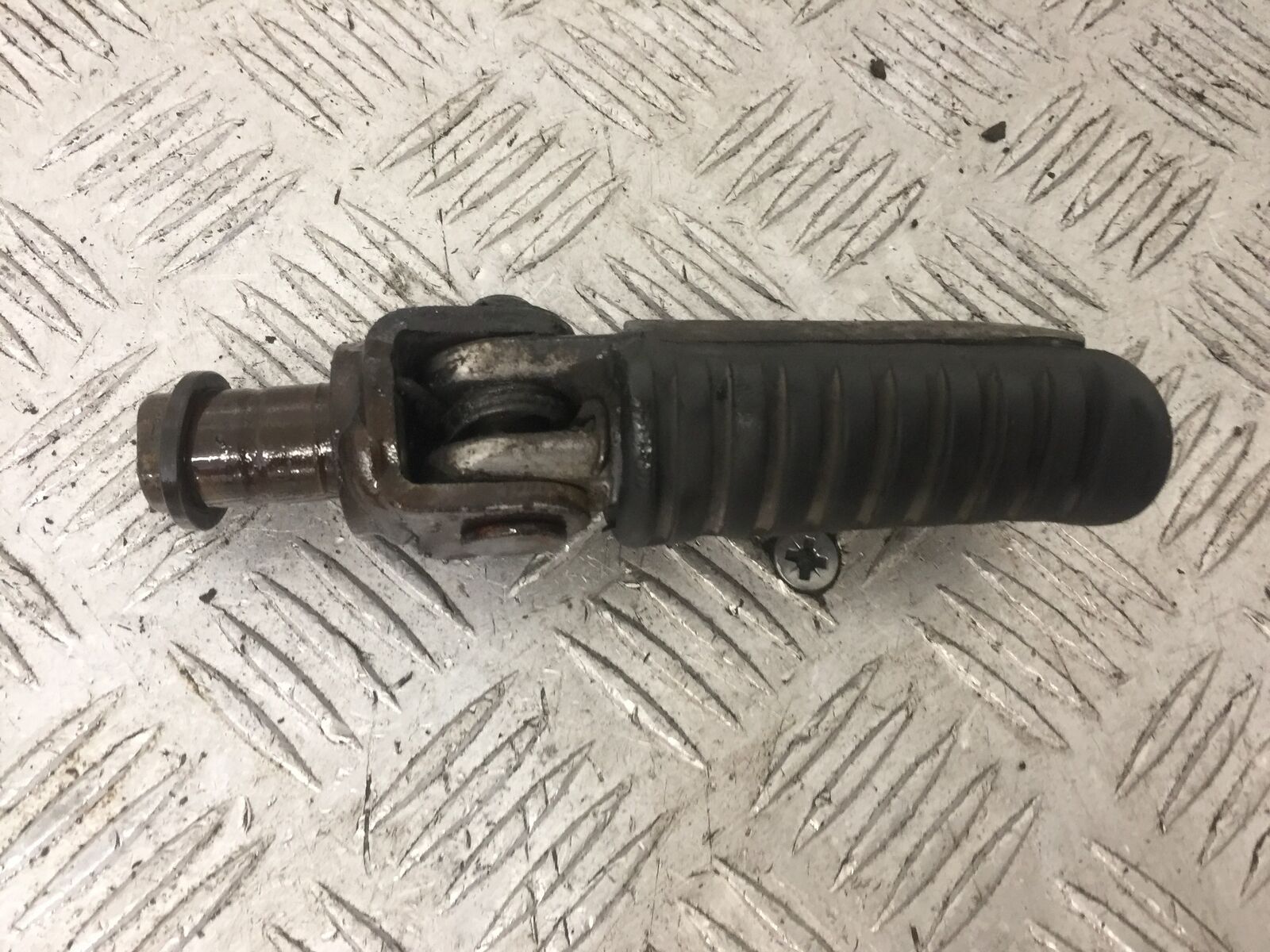 KAWASAKI Z750 Z 750 FRONT RIGHT FOOTPEG YEAR 2004-2006  (STOCK 871)