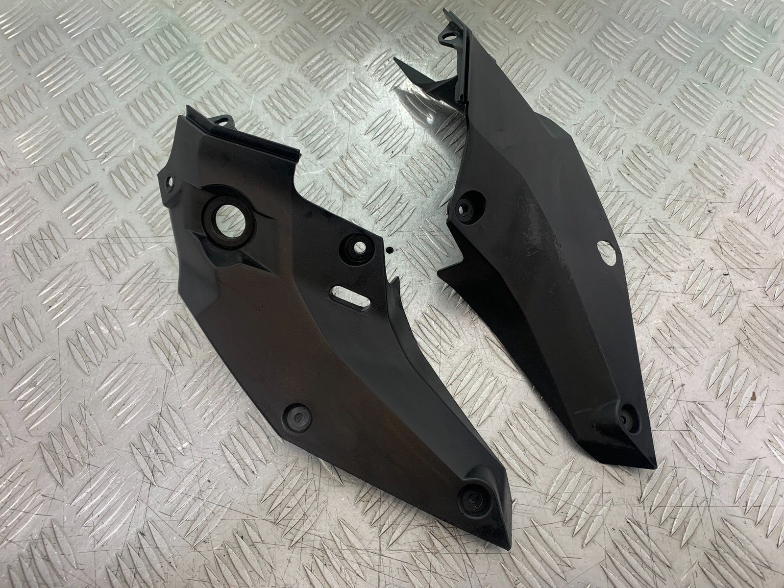 KTM DUKE 125 LEFT AND RIGHT INFILLS  YEAR 2017-2022 (CMB1222)
